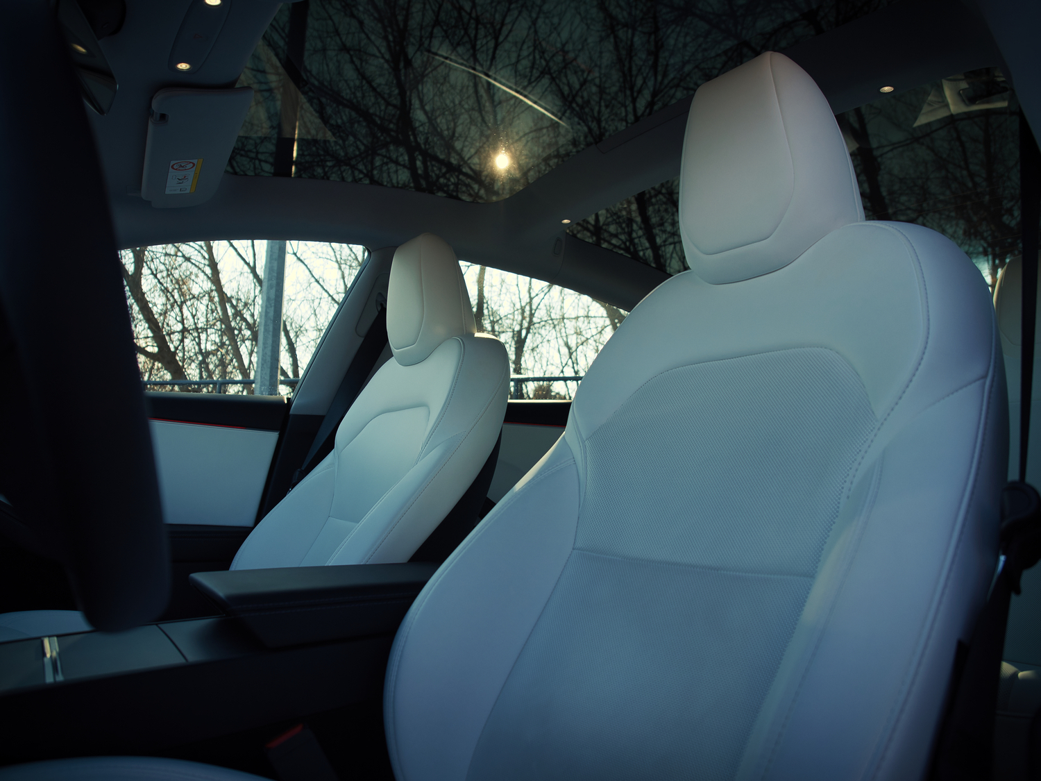 Tesla Model 3 przestronne komfortowe wnętrze fotele