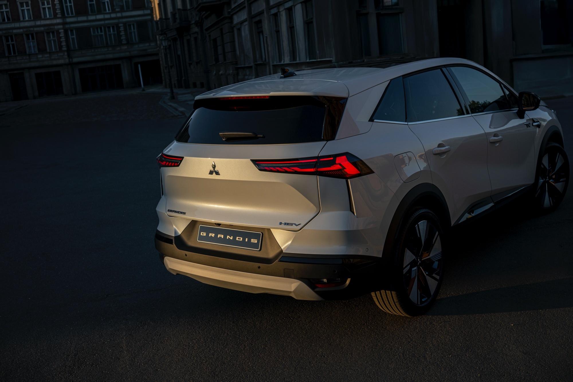 Mitsubishi Grandis tył