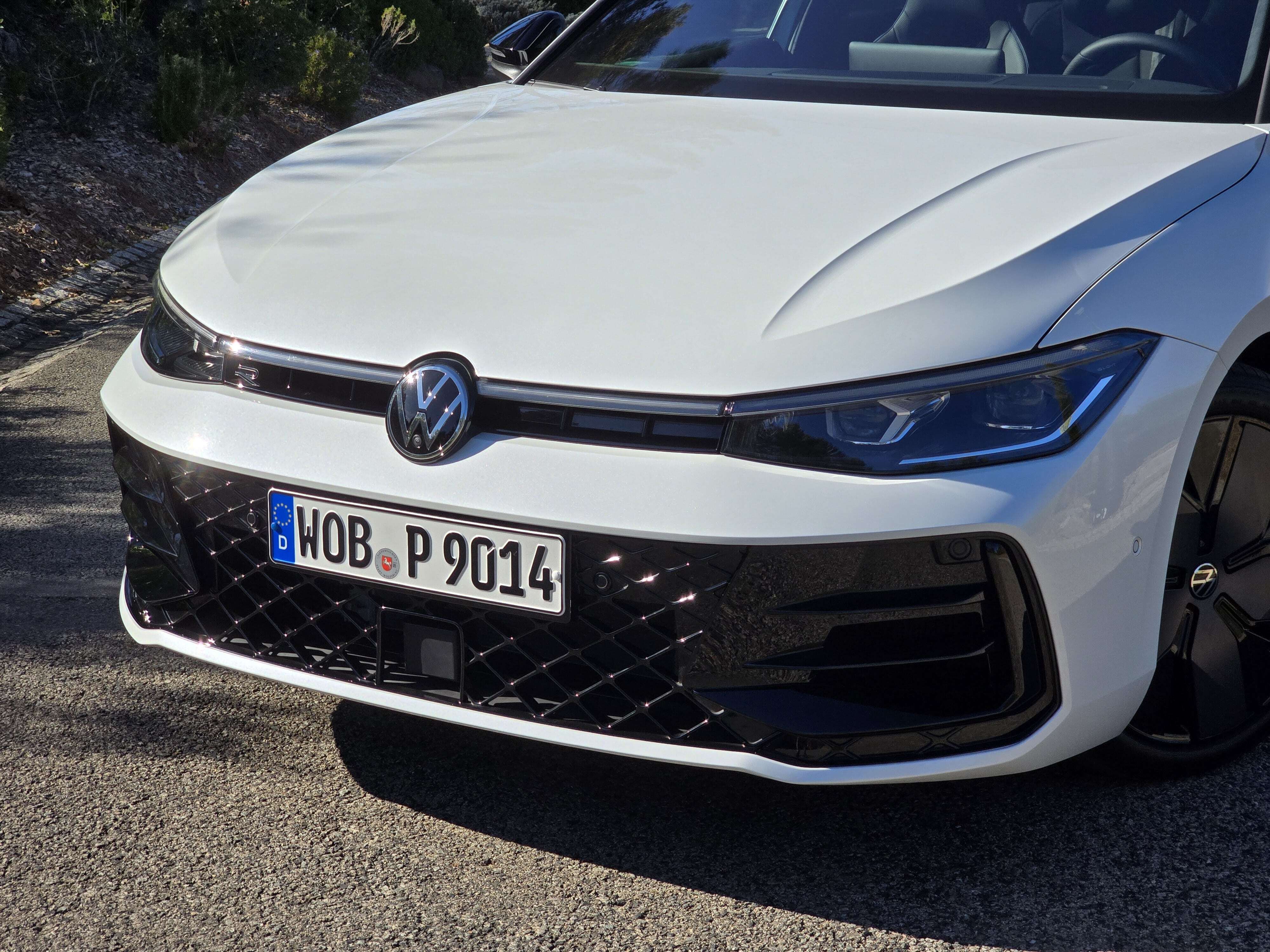 Volkswagen Passat 2024 maska i reflektory