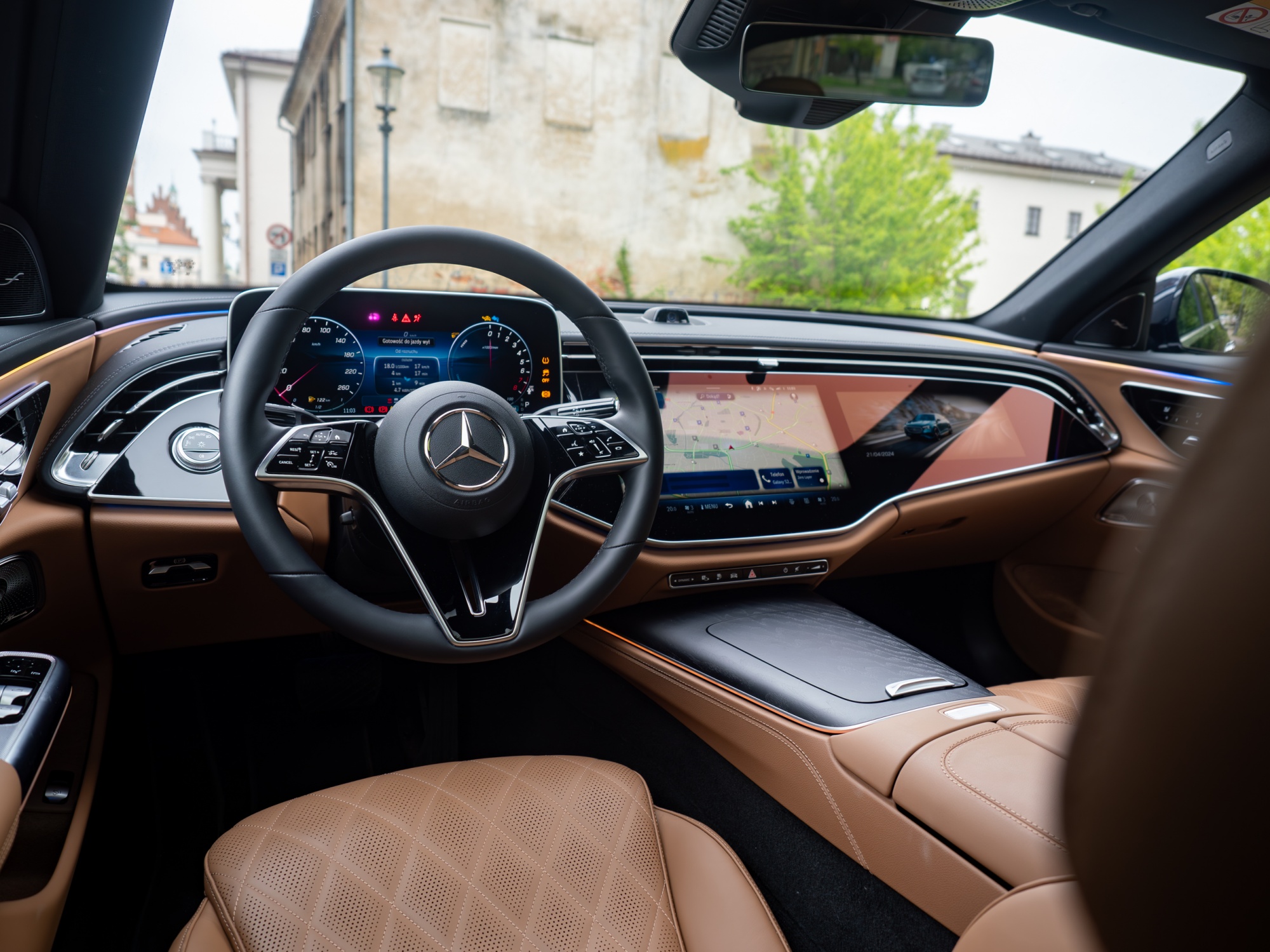 Mercedes Klasa E wnętrze. Rozwój technologii samochody premium