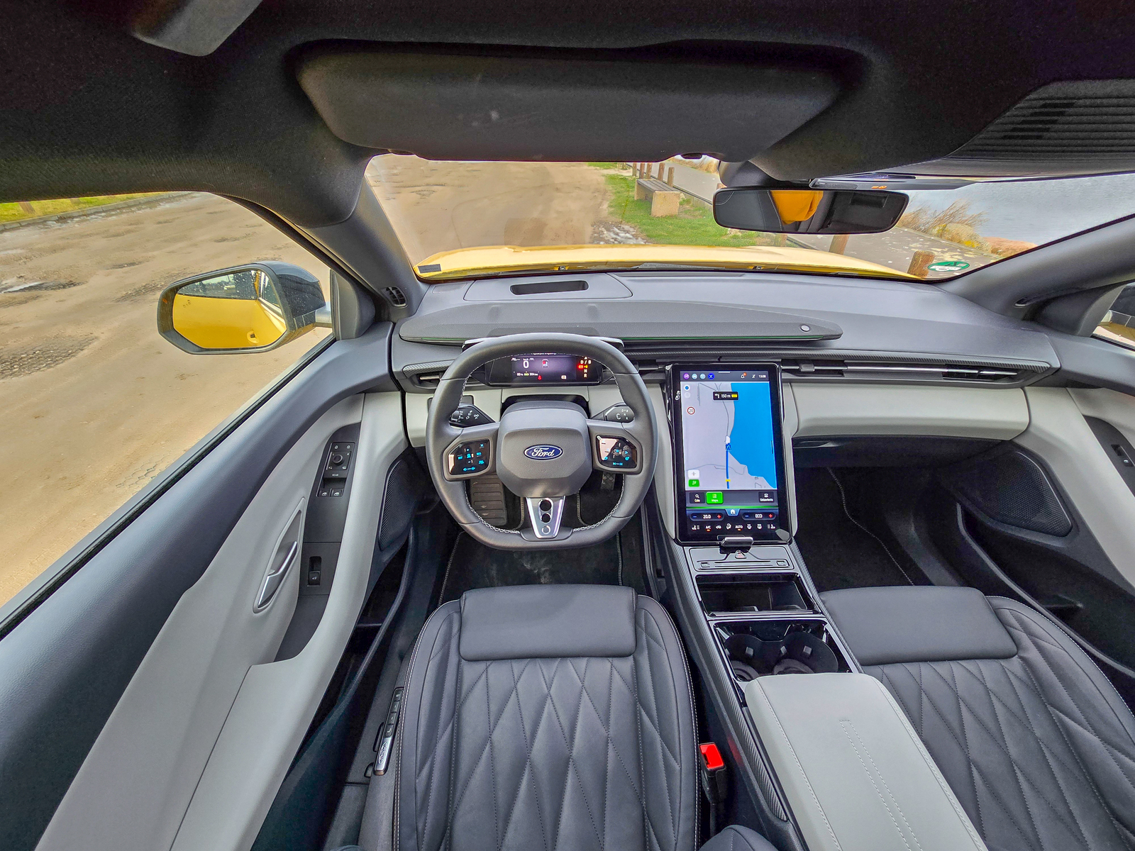 Wnętrze nowy SUV Ford Capri elektryczny