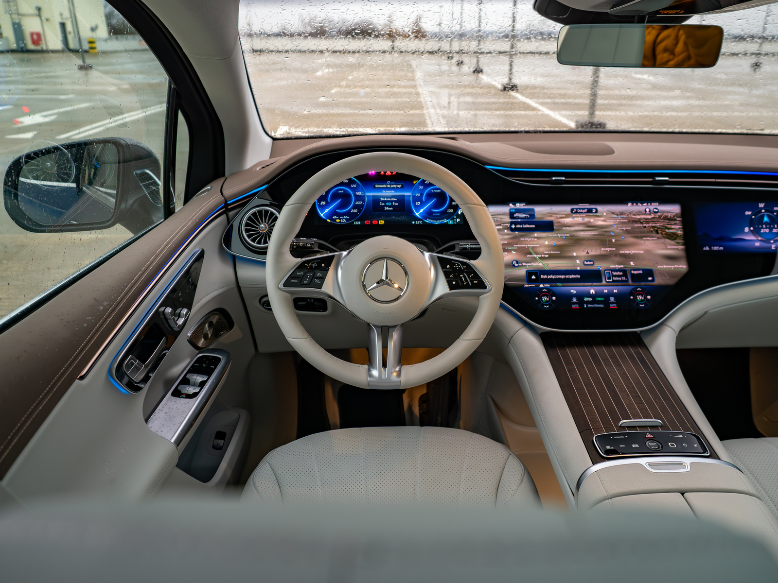Mercedes EQE SUV kokpit