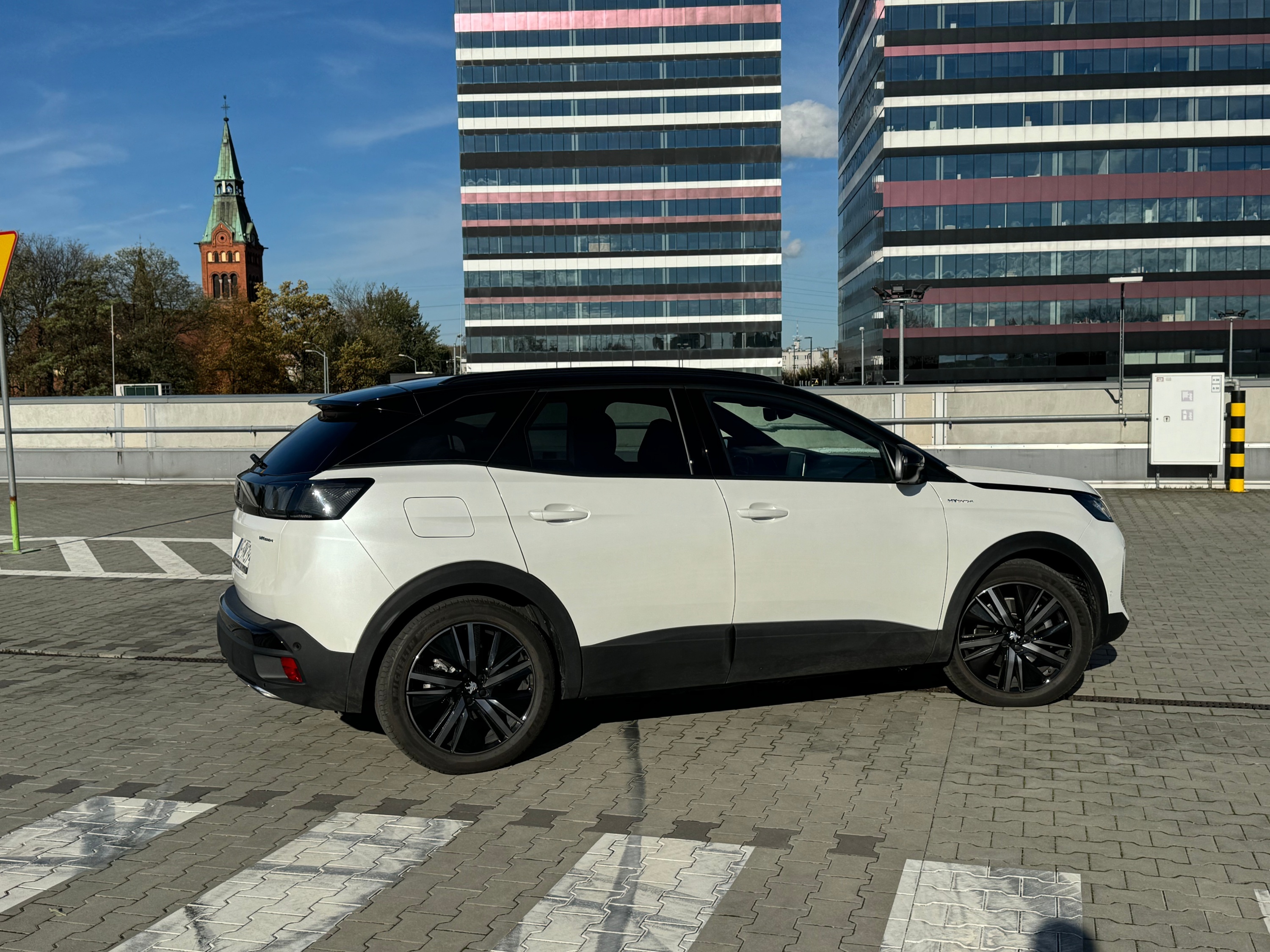Peugeot 3008 Hybrid4 sylwetka