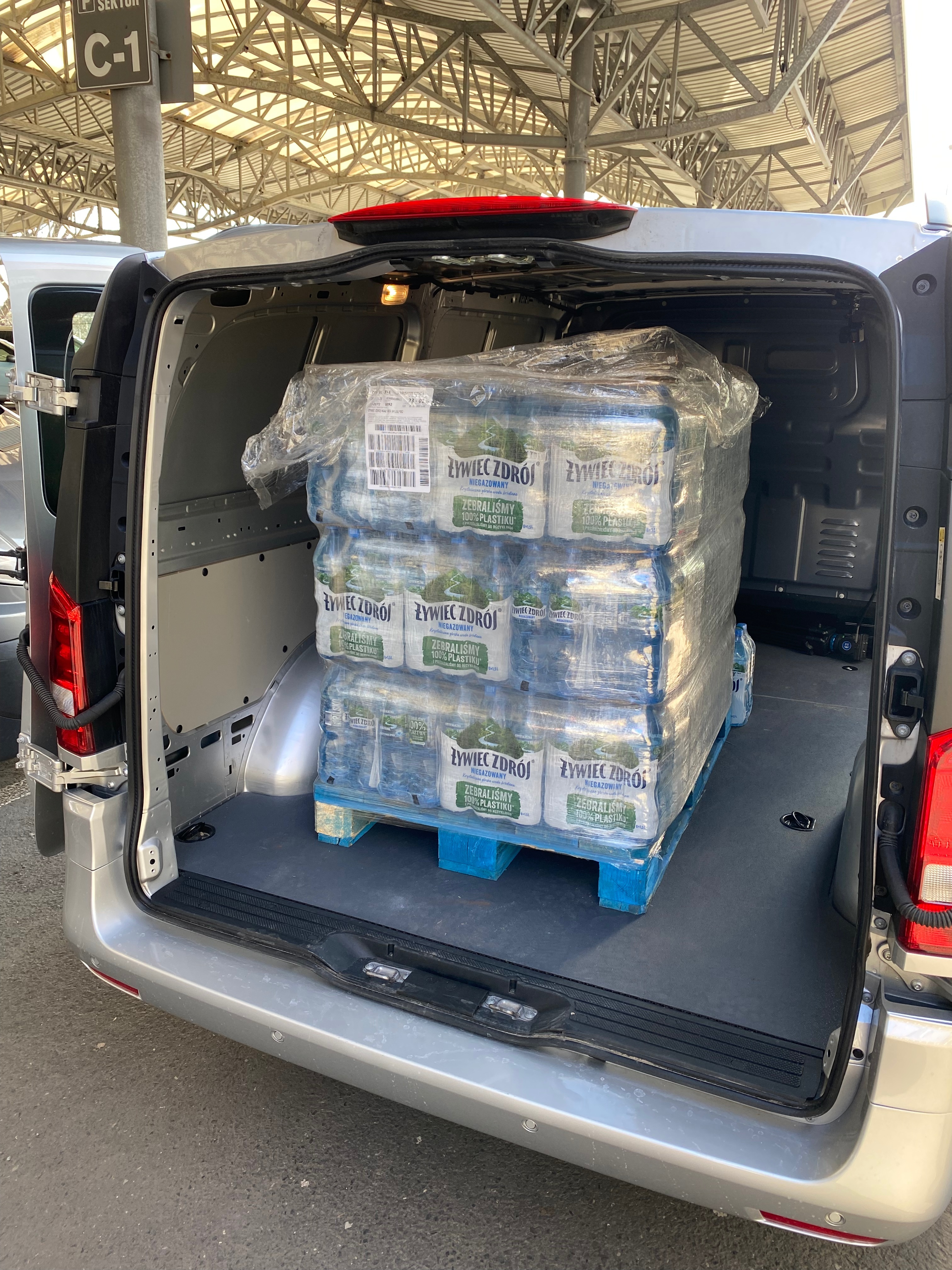 Vito Furgon z paletą wody