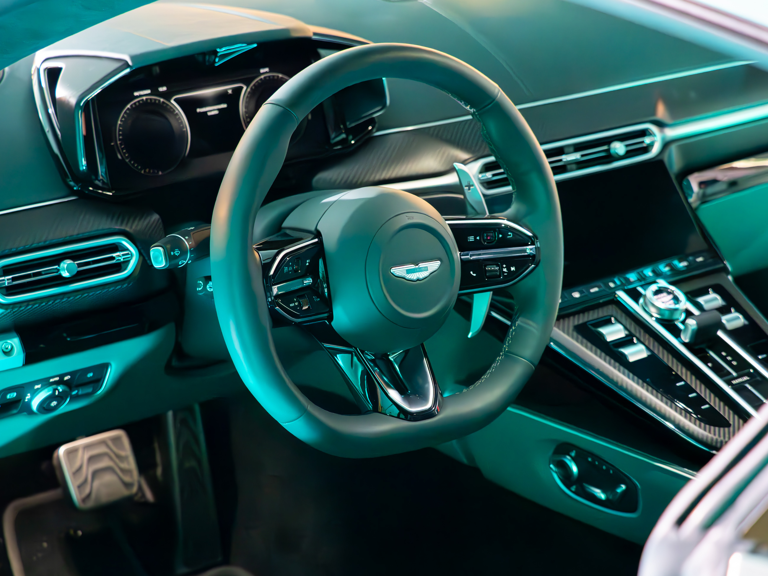 Aston Martin Vanatge wnętrze 2024