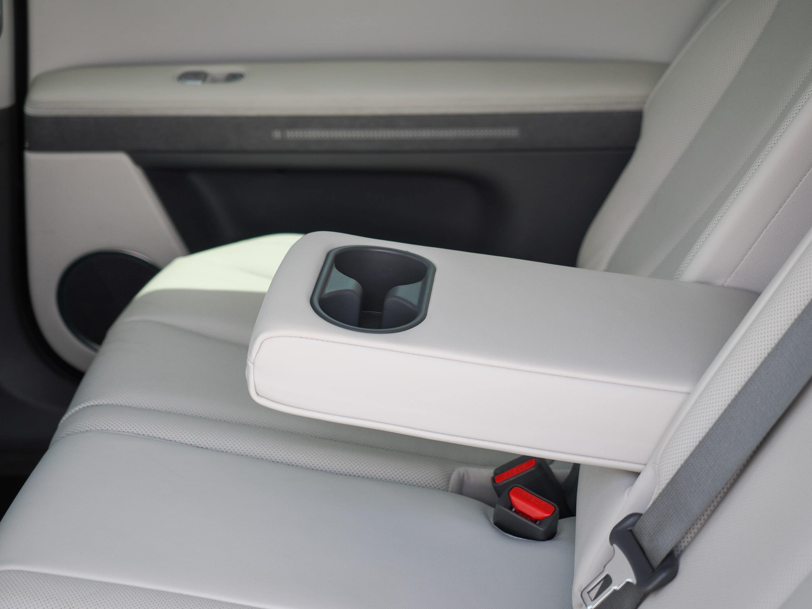 Hyundai Ioniq 5 wnętrze podłokietnik