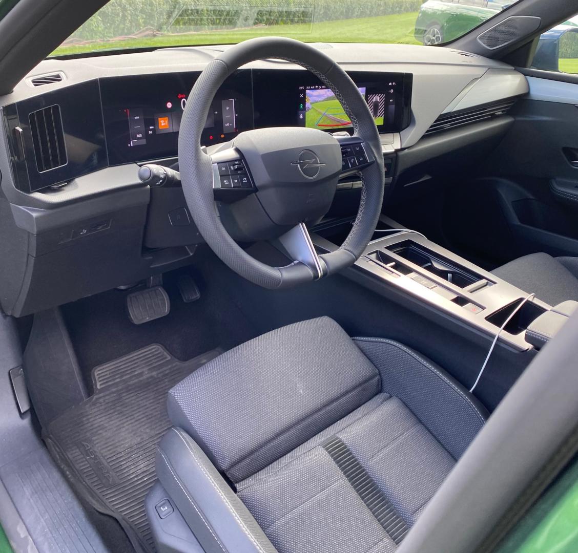 Opel Astra wnętrze