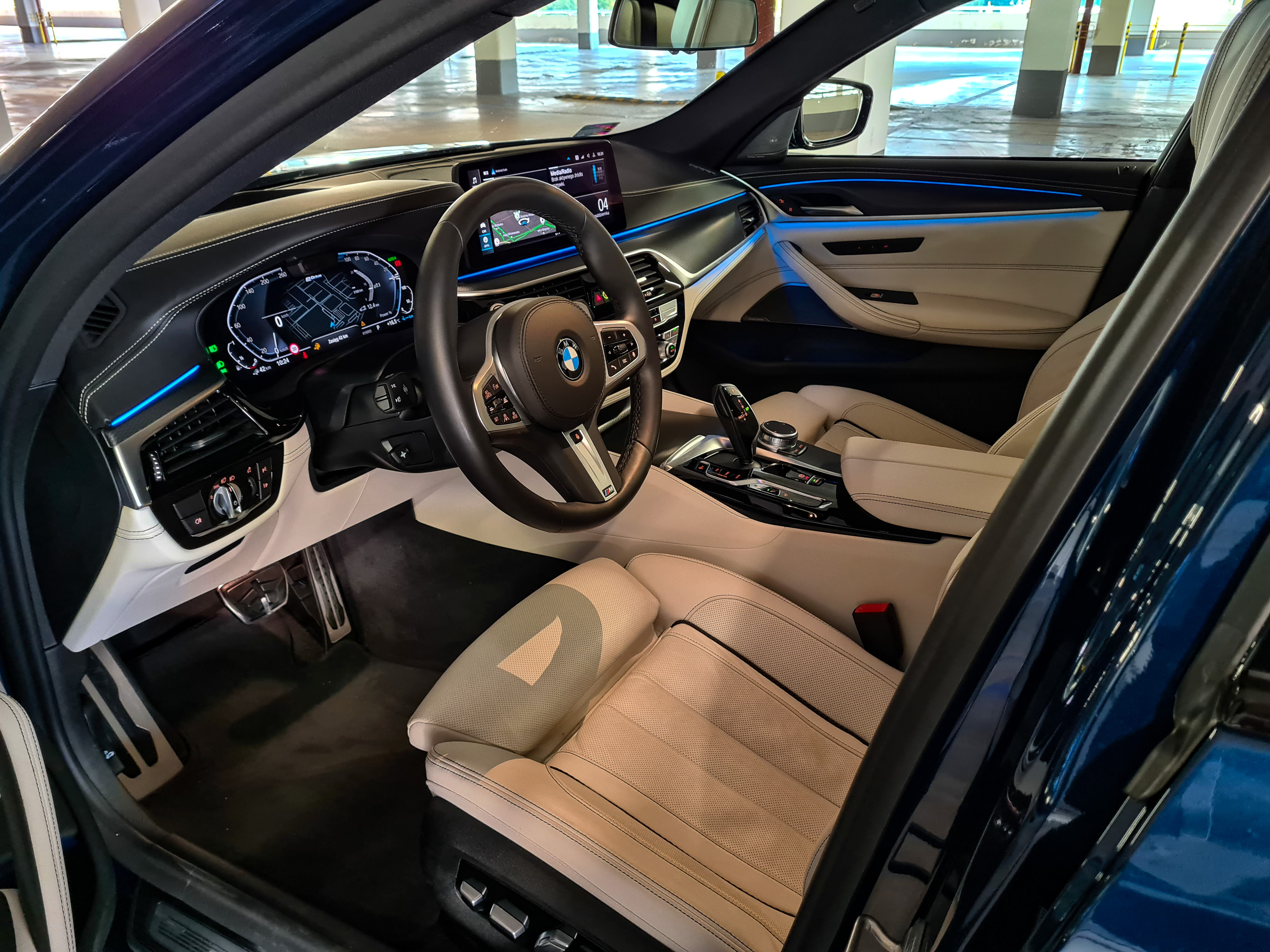 BMW 545e xDrive fotele przód