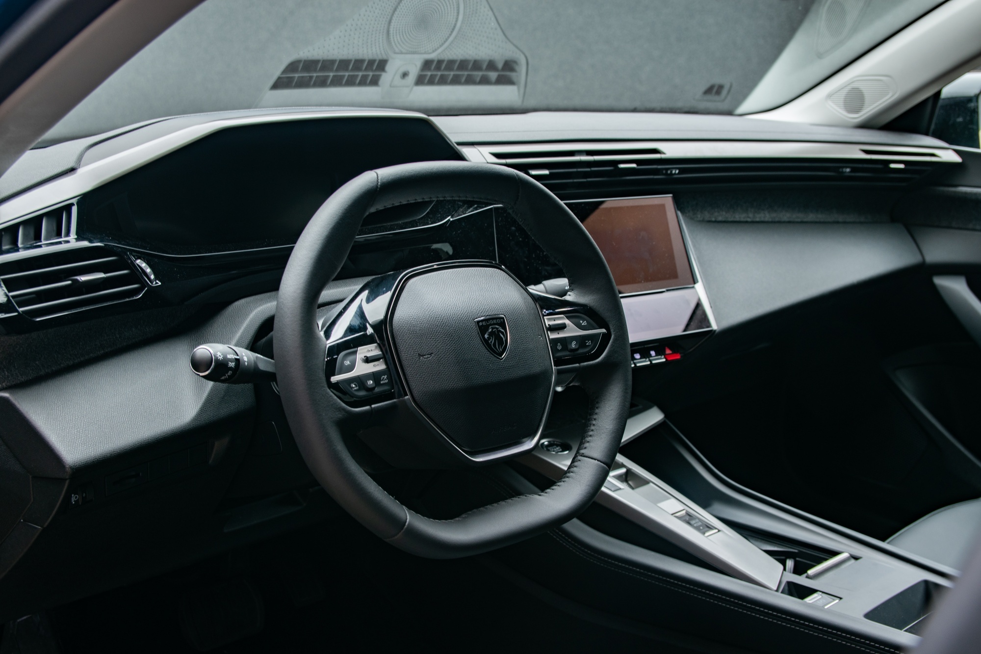 Peugeot 408 wnętrze