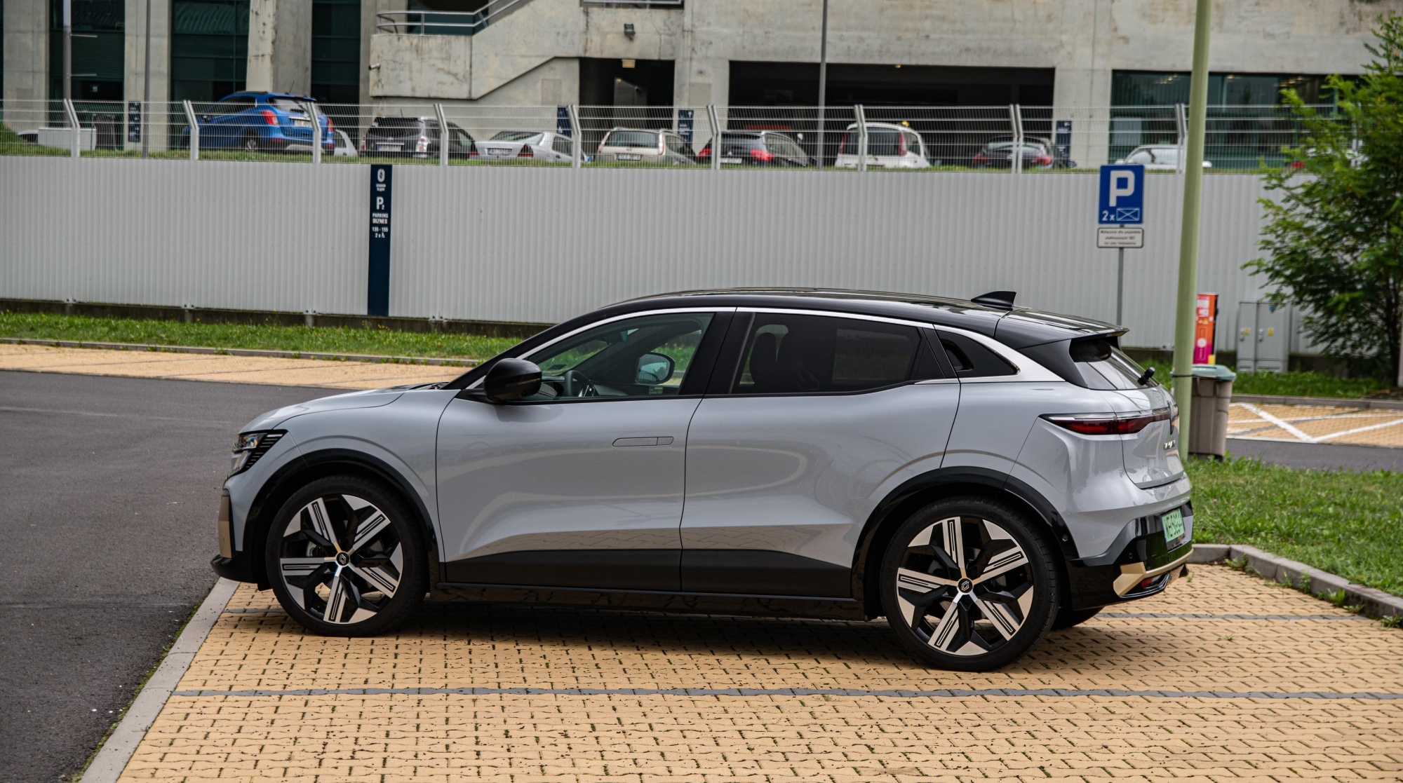 Megane E-Tech sylwetka