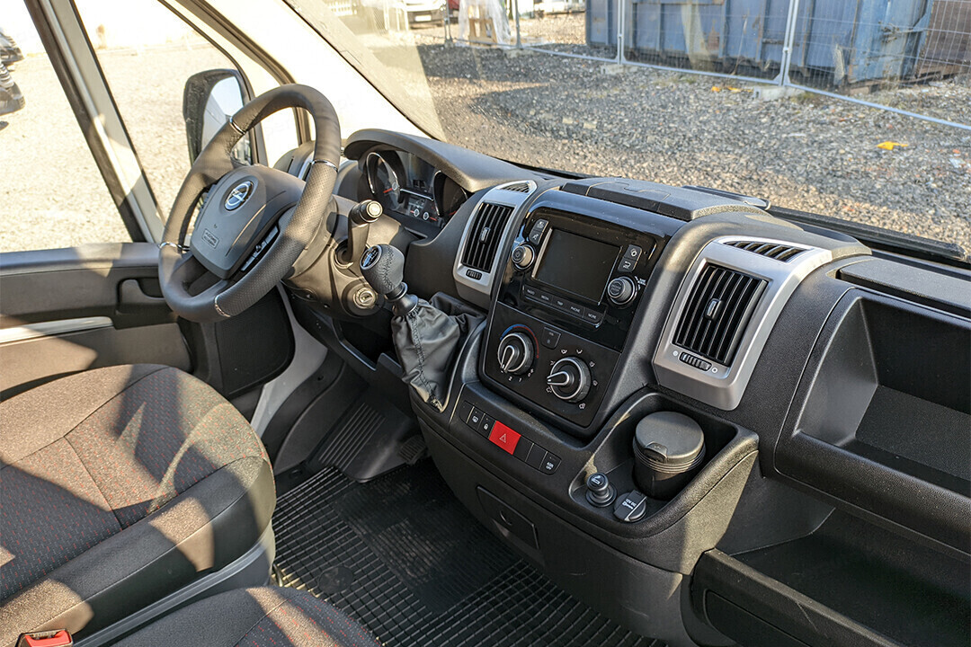 Opel Movano wnętrze