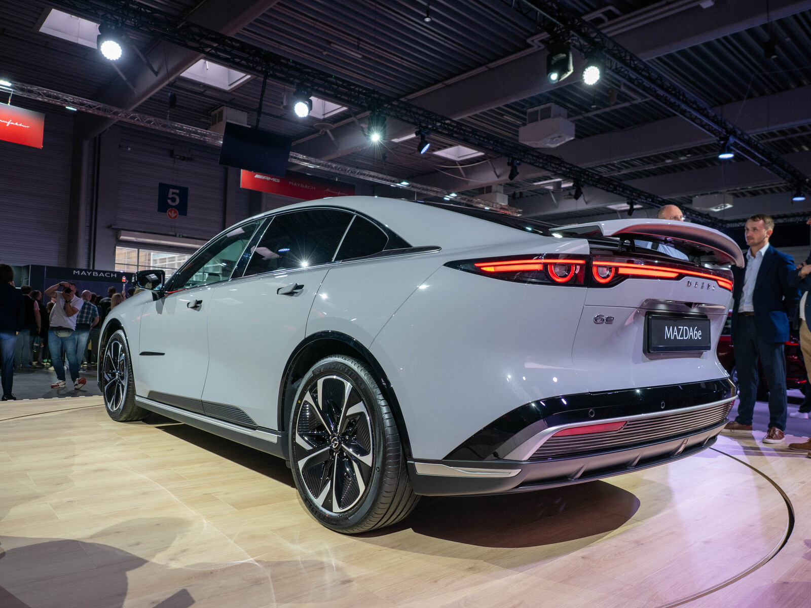 Mazda ^e nadwozie coupe hatchback wewnątrz