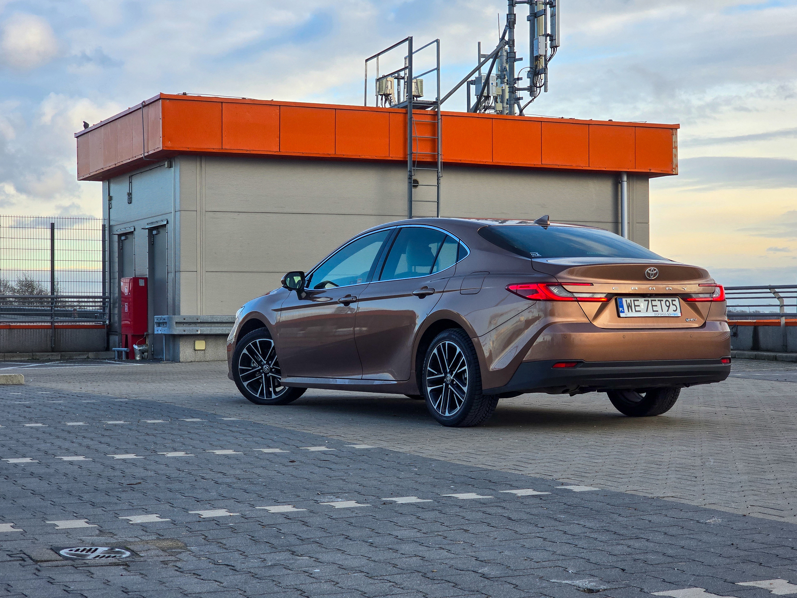 Toyota Camry 2025 hybryda wygląd test
