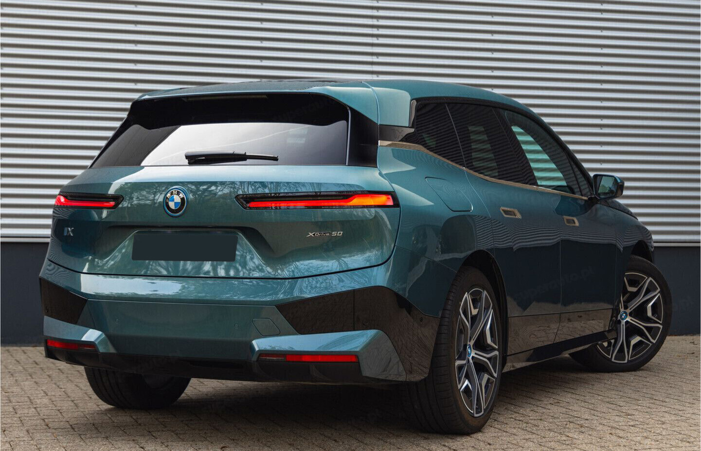 BMW iX tył