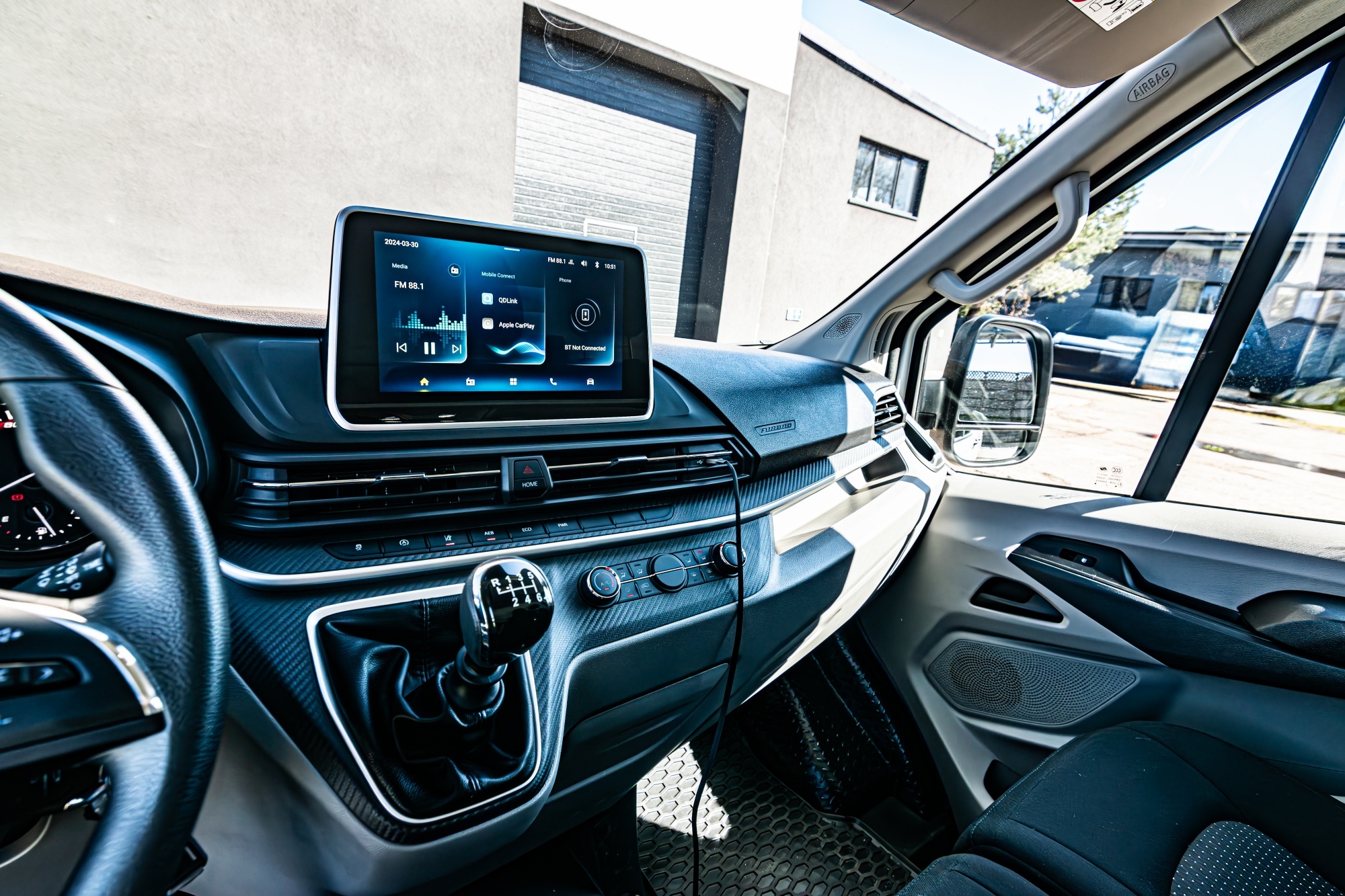 Maxus Deliver 9 multimedia i konsola środkowa