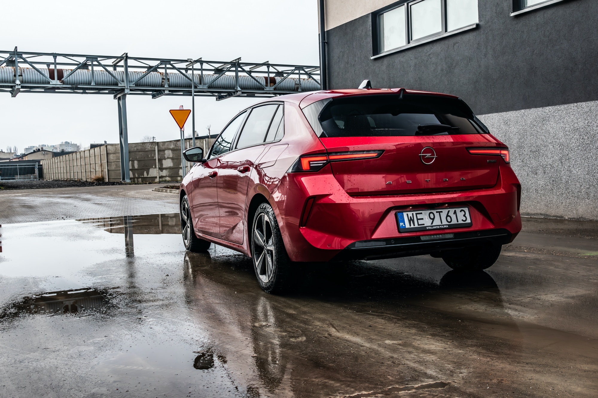 Opel Astra PHEV tył