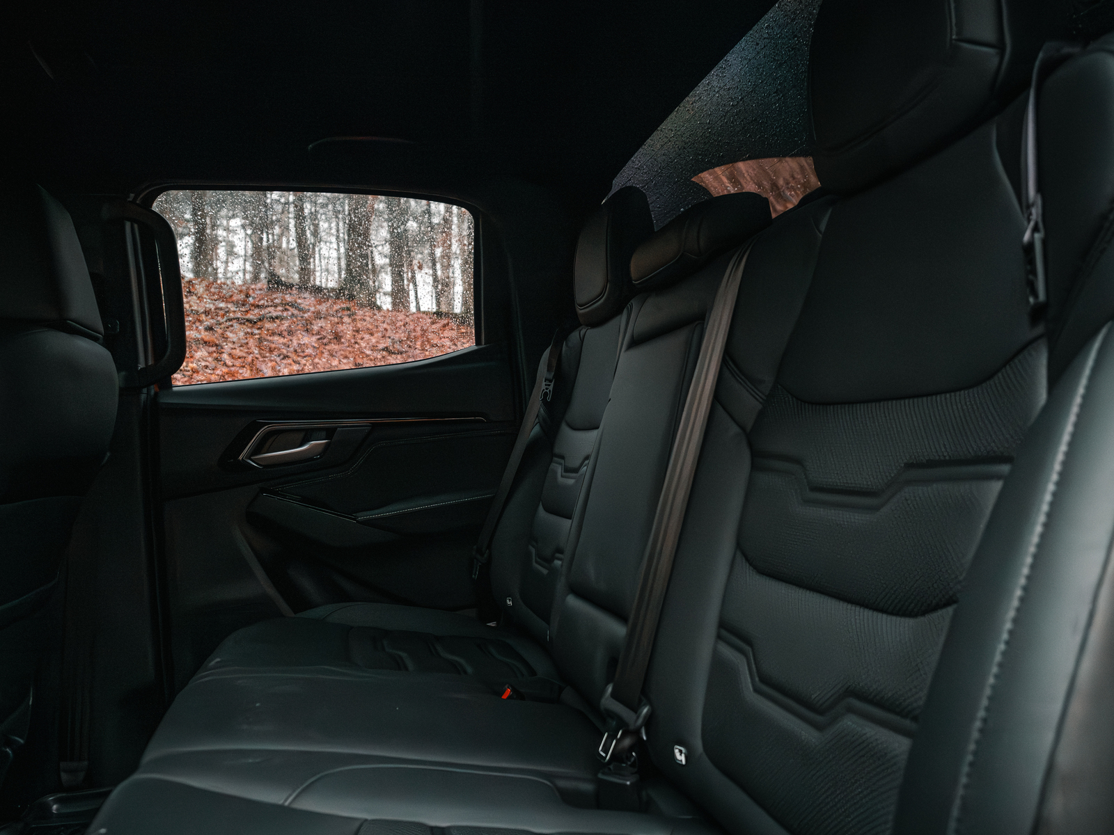 Isuzu Dmax tylna kanapa przedlift wnętrze