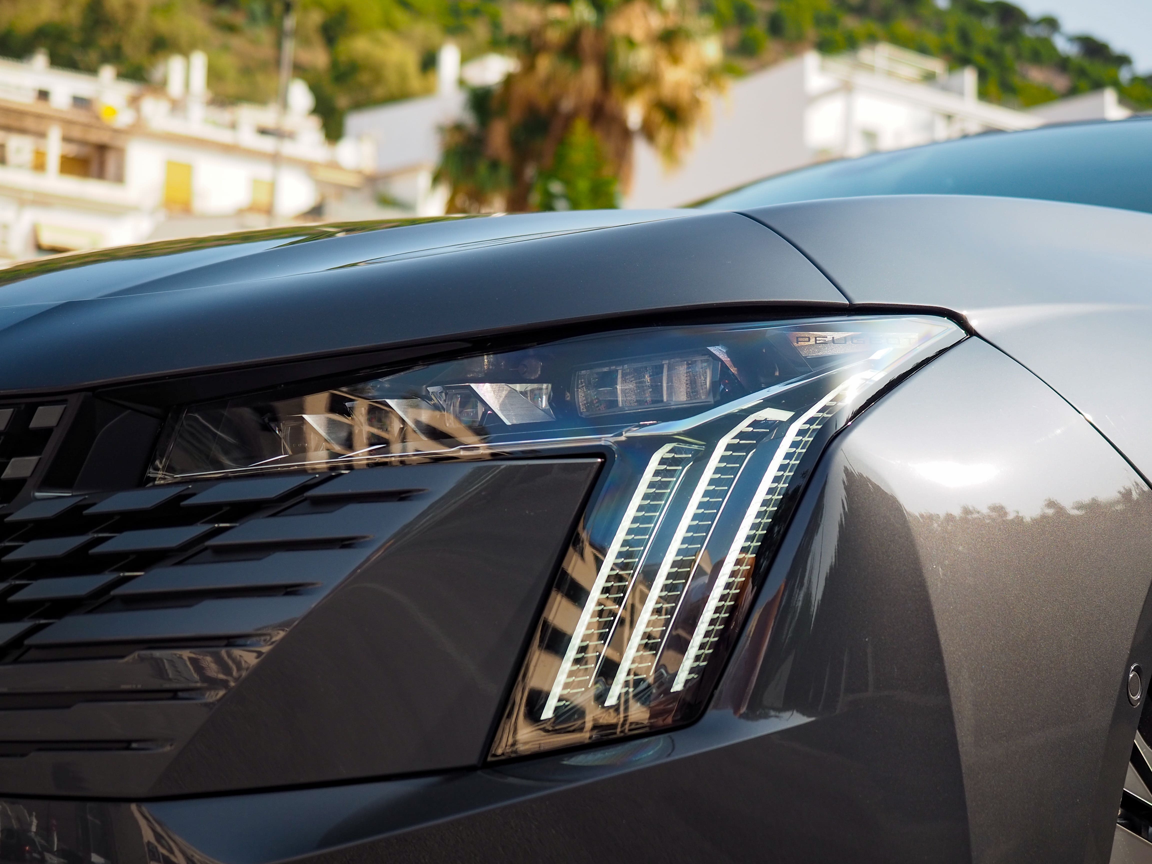 Nowy Peugeot 508 2023 grill i reflektory LED