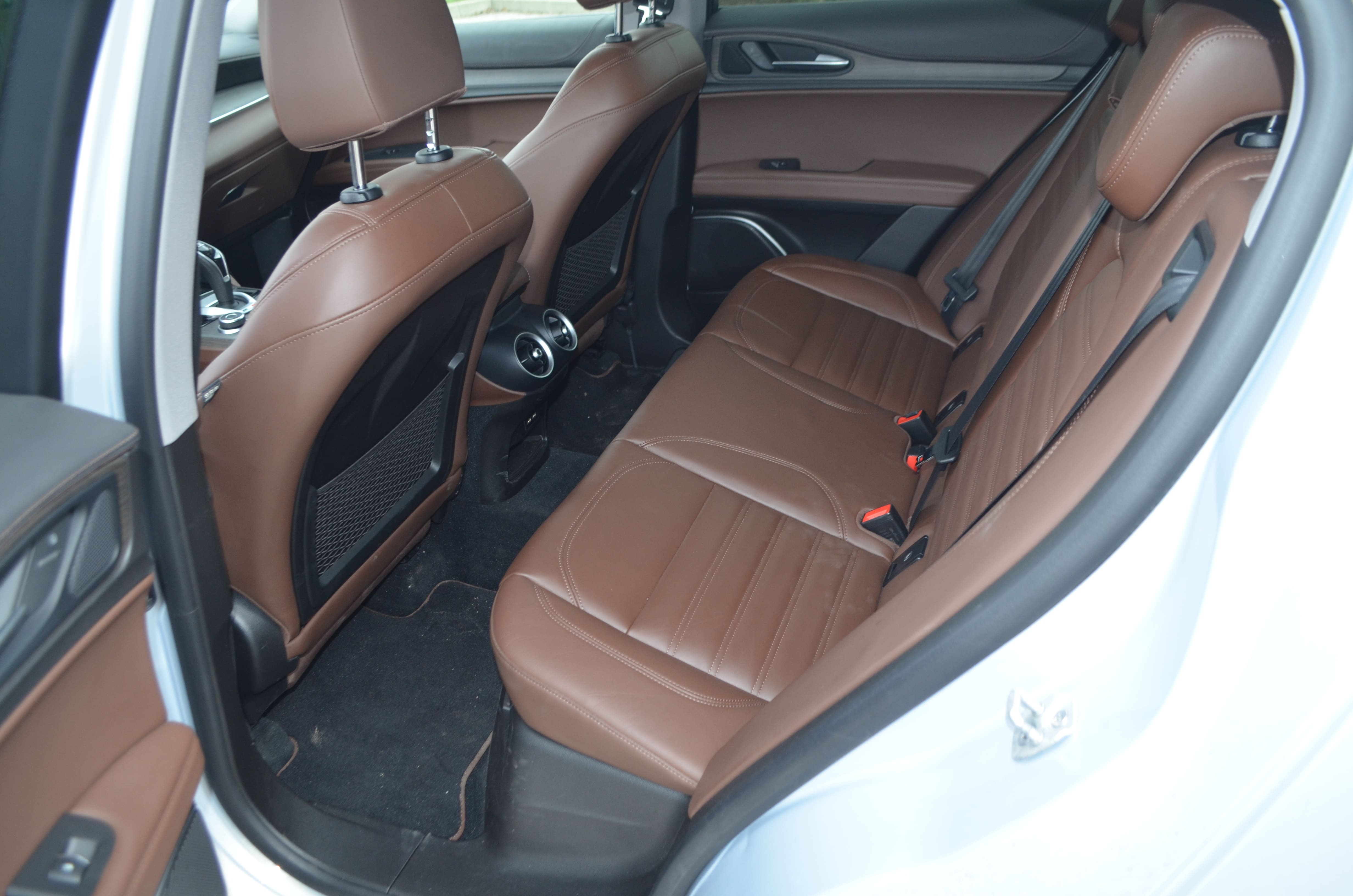 Alfa Romeo Stelvio tylna kanapa