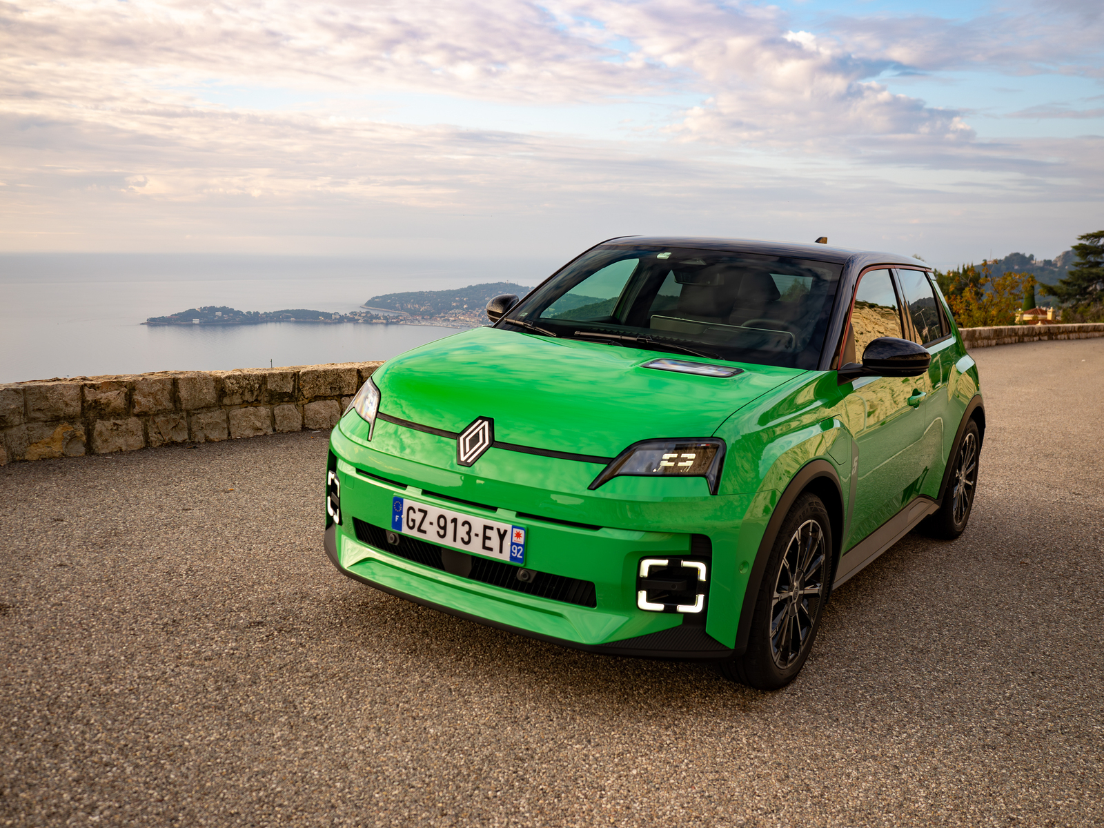 Nowe renault 5 z silnikiem elektrycznym - test samochodu w Superauto.pl