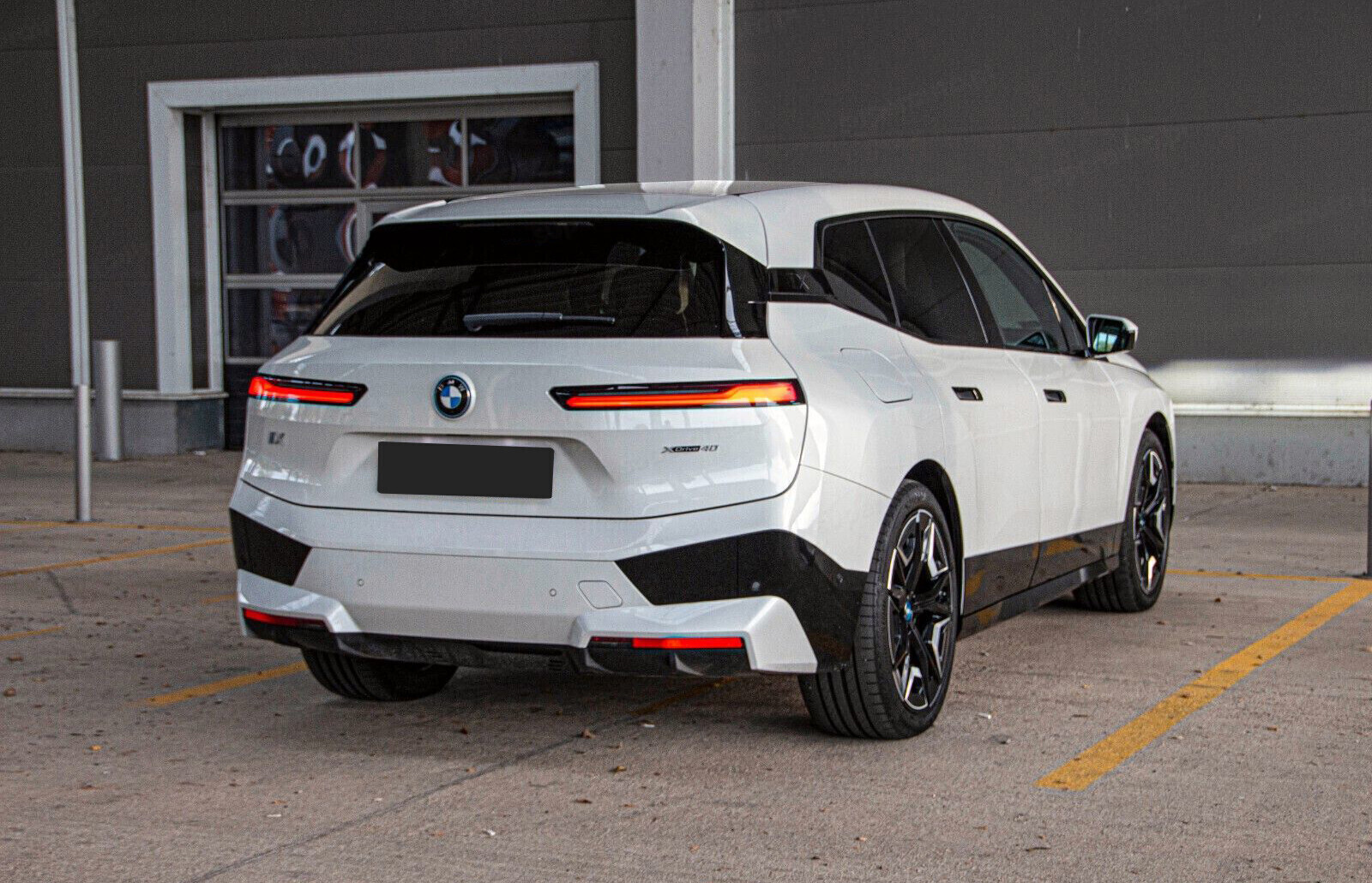 BMW iX tył