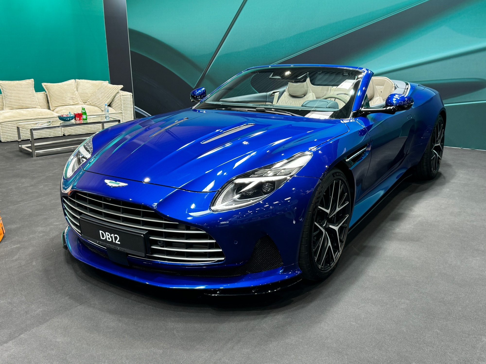 Aston Martin DB12 Volante