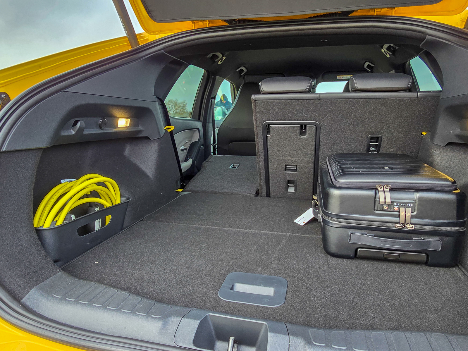 Bagażnik Ford capri SUV elektryczny 2025