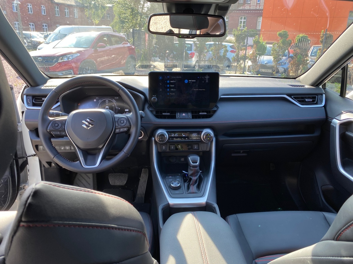 Suzuki Across wnętrze