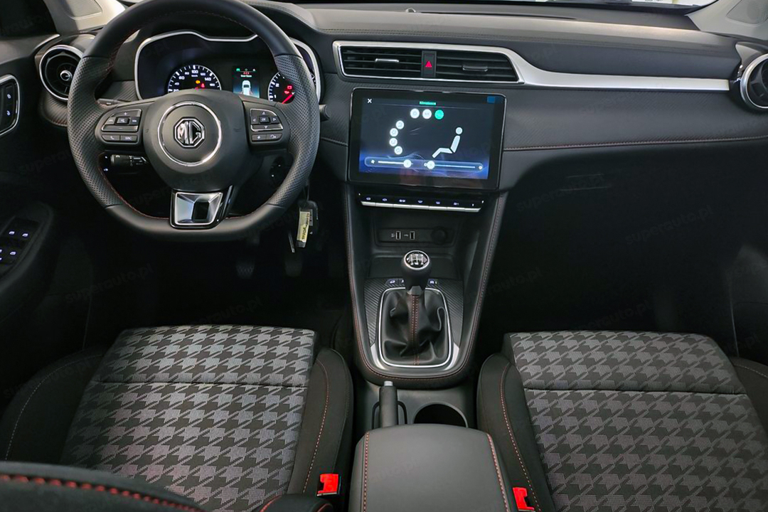MG ZS wnętrze