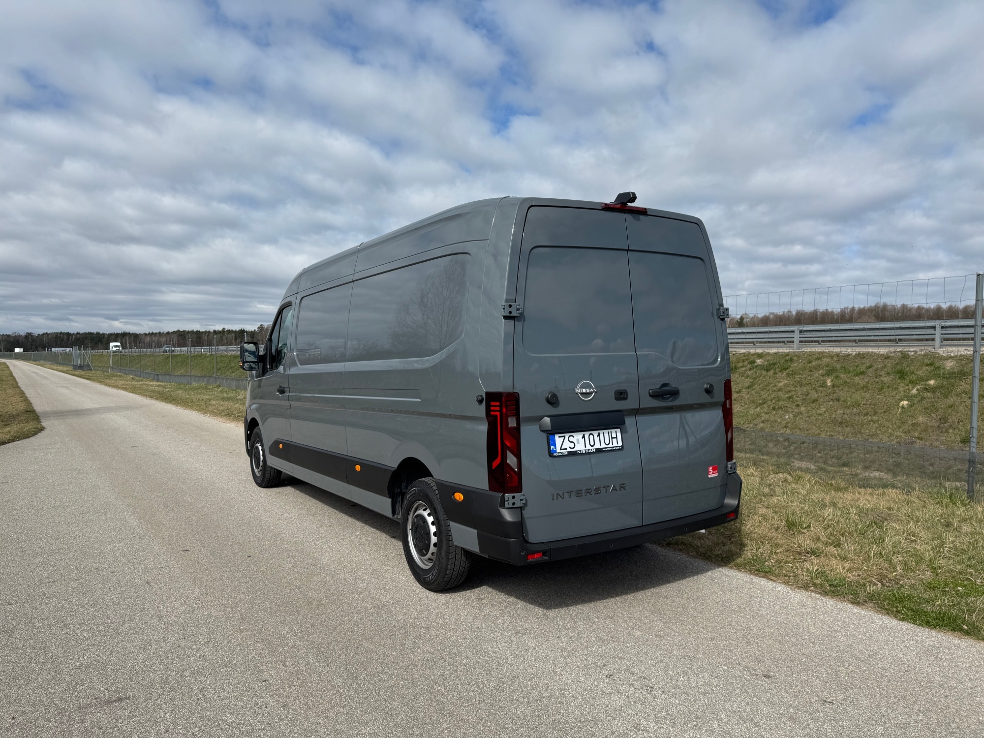 Nissan Interstar tył