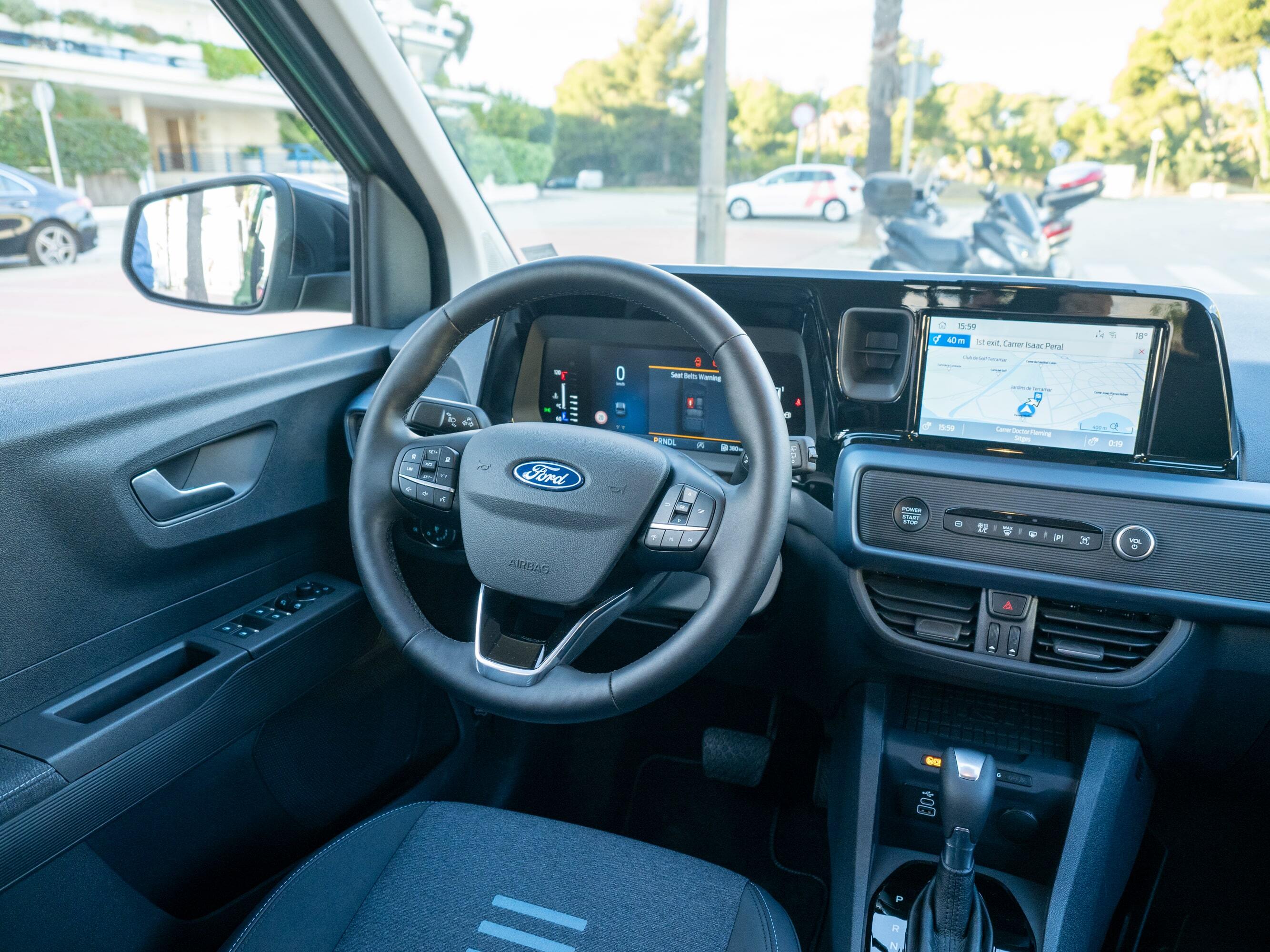 Ford Tourneo Courier 2024 wnętrze