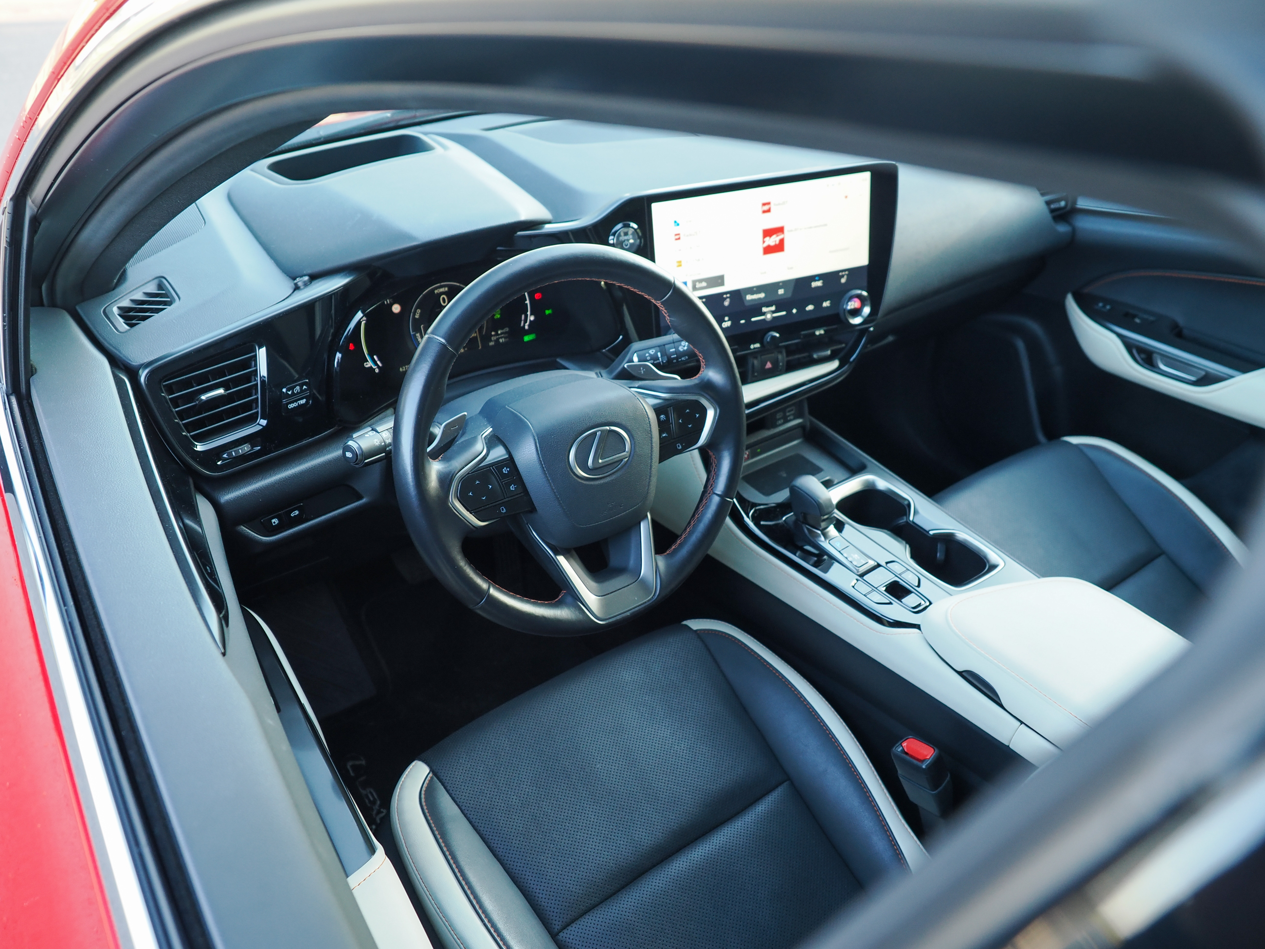 Lexus 450h+ wnetrze
