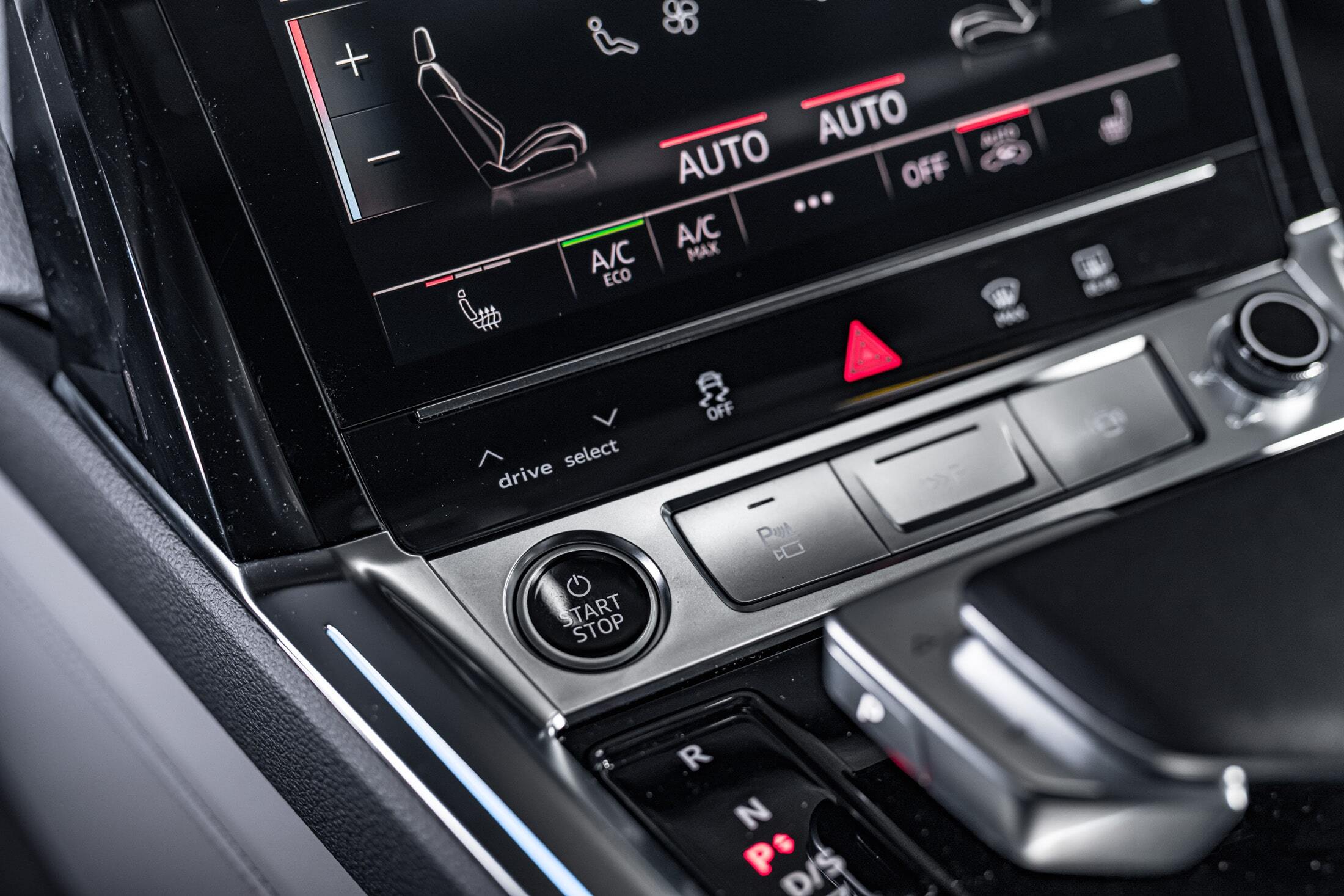 Sudi q8 e-tron 2023 wnętrze
