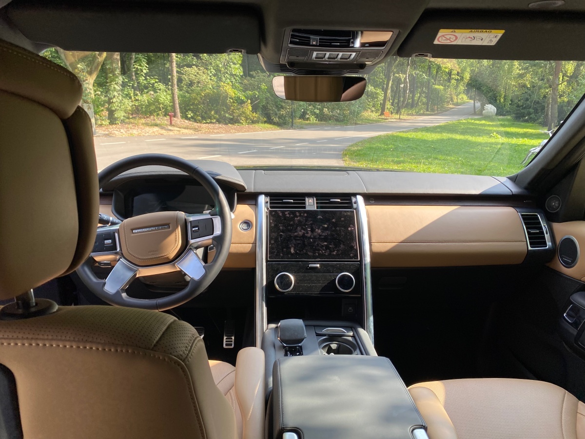 Land Rover Discovery 2023 wnętrze
