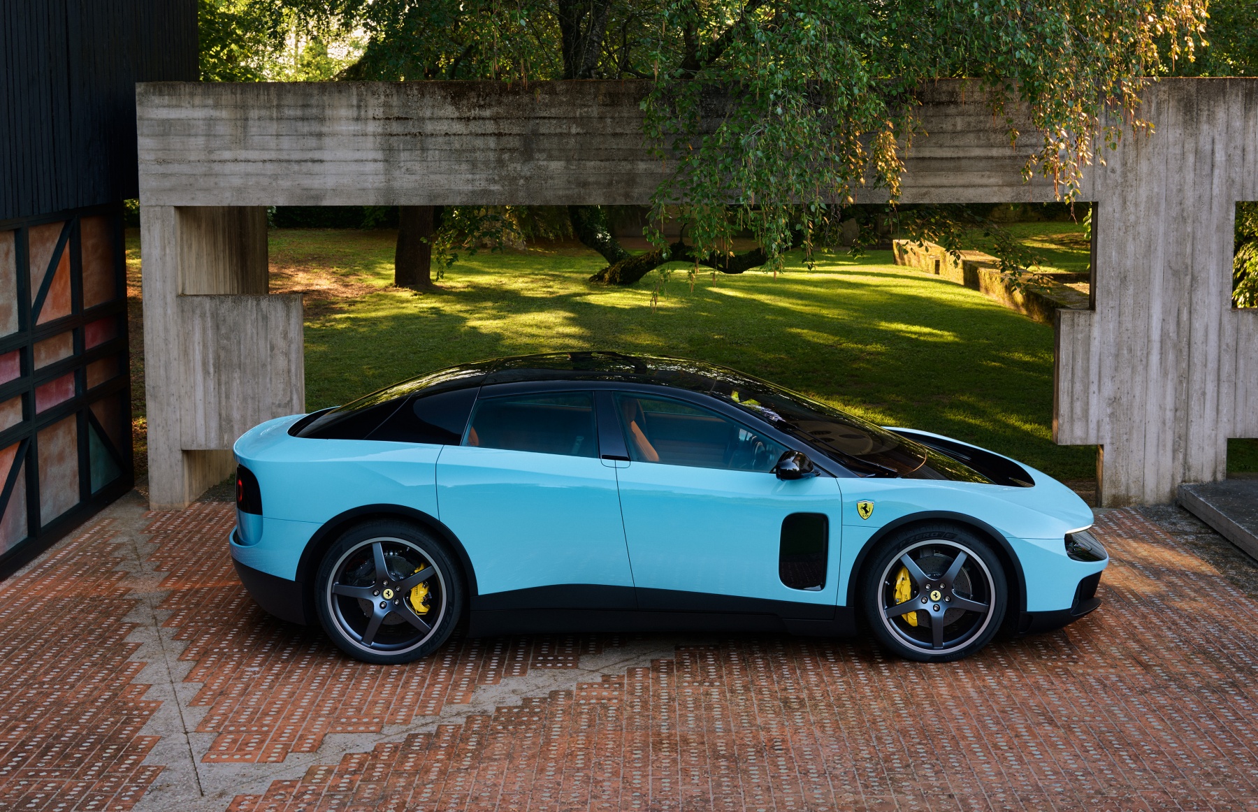 Ferrari Luce sylwetka