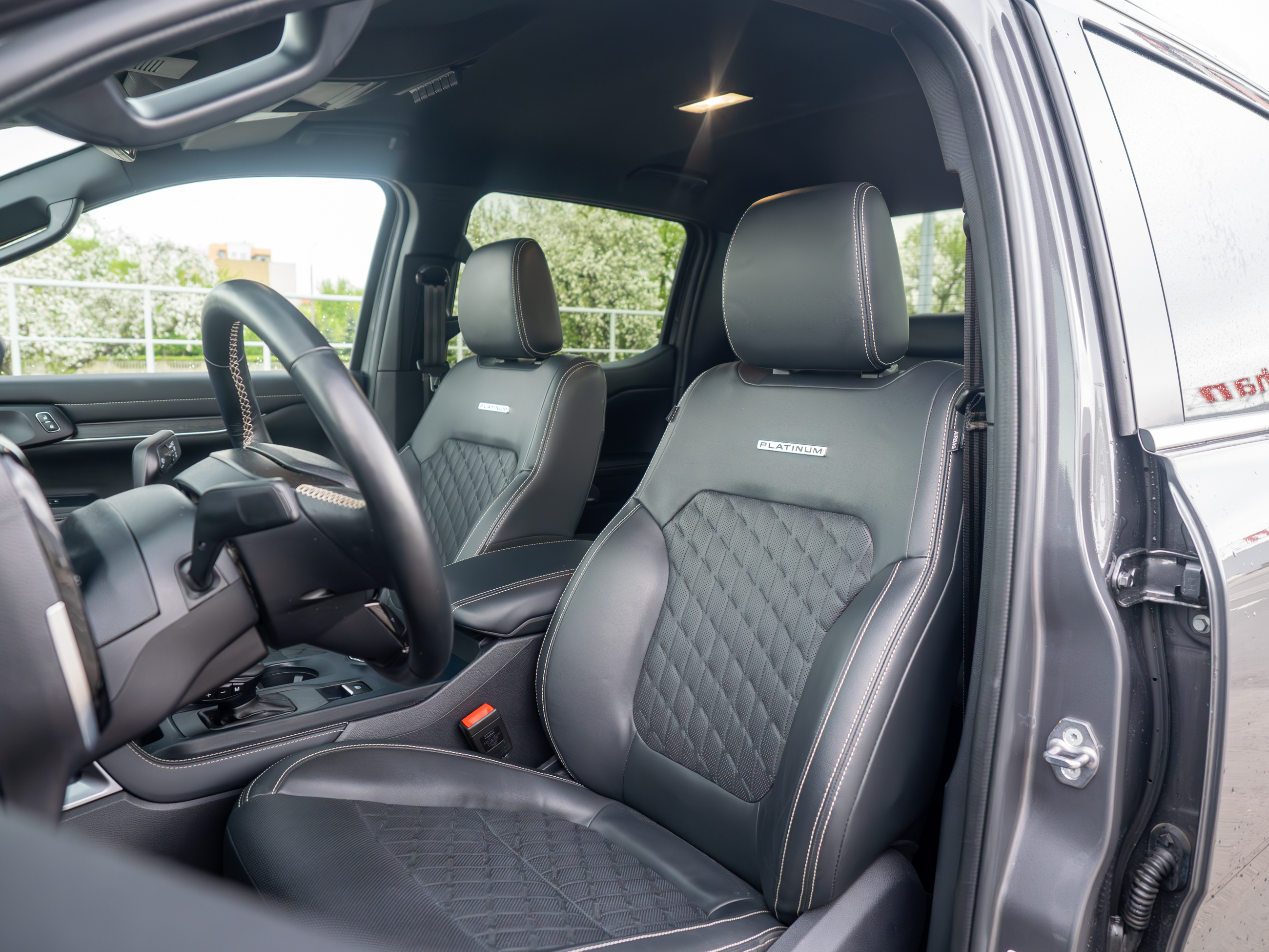 Ford Ranger Platinum wnętrze