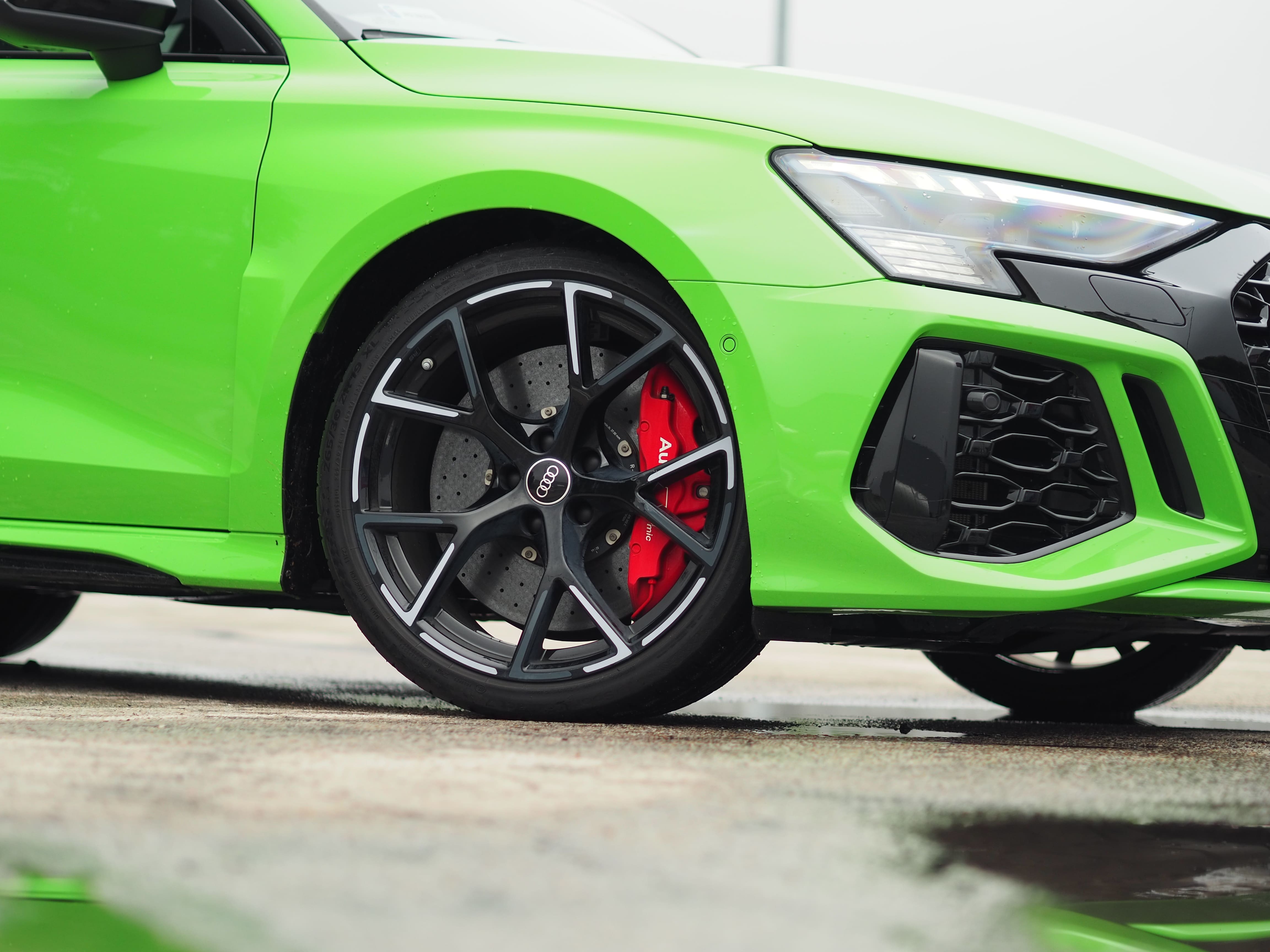 Audi RS3 kolorowe zaciski hamulców