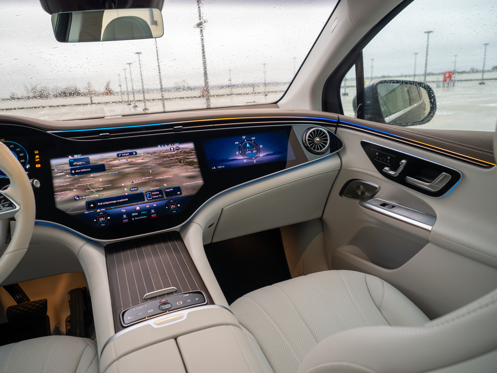 Mercedes EQE SUV kokpit