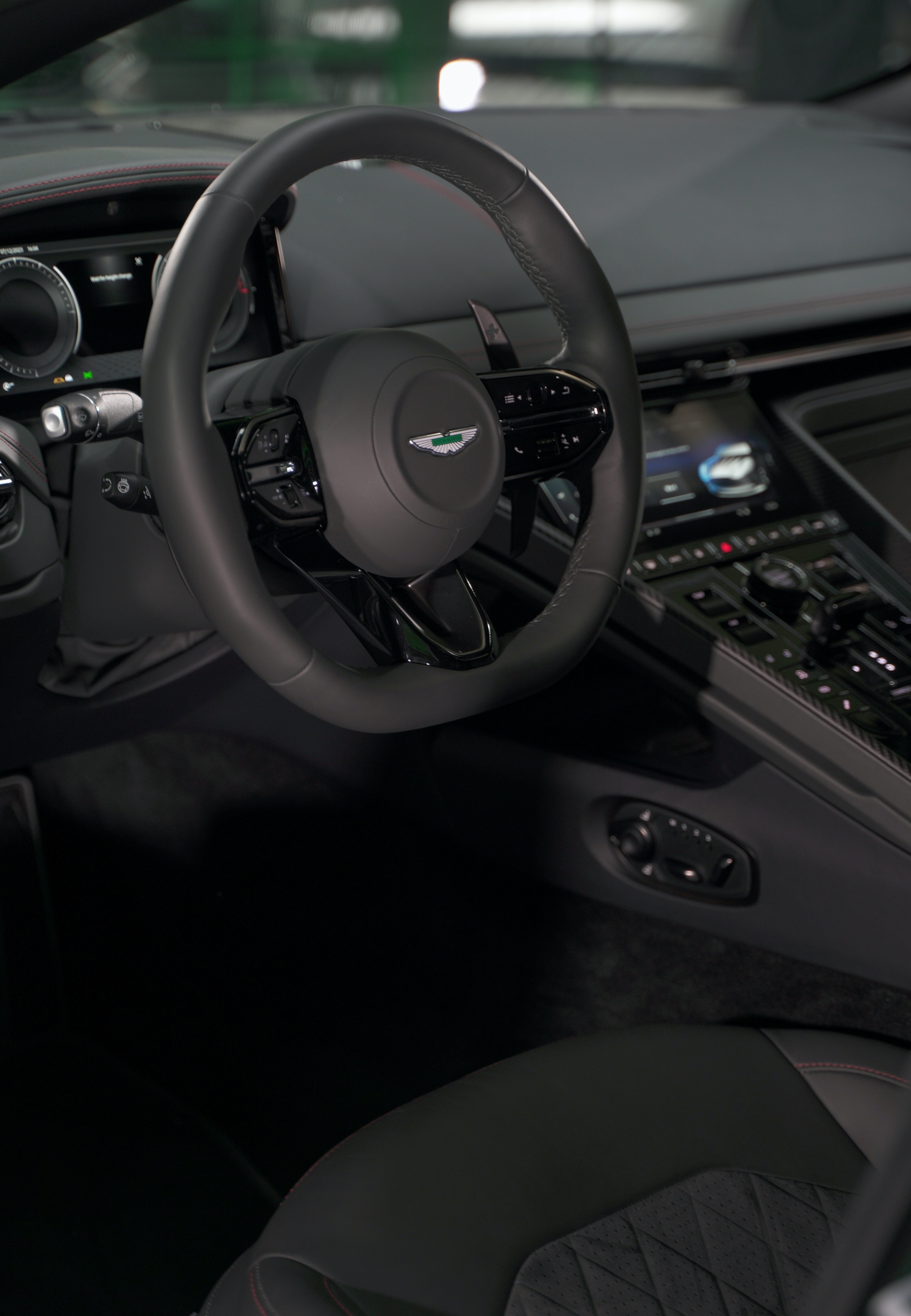 Aston Martin DB12 wnętrze