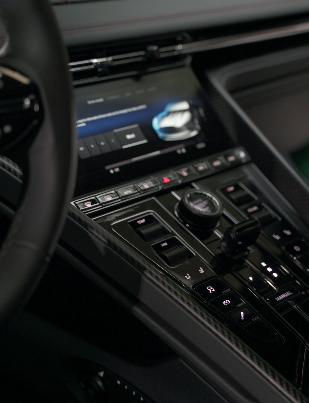 Aston Martin DB12 mutimedia