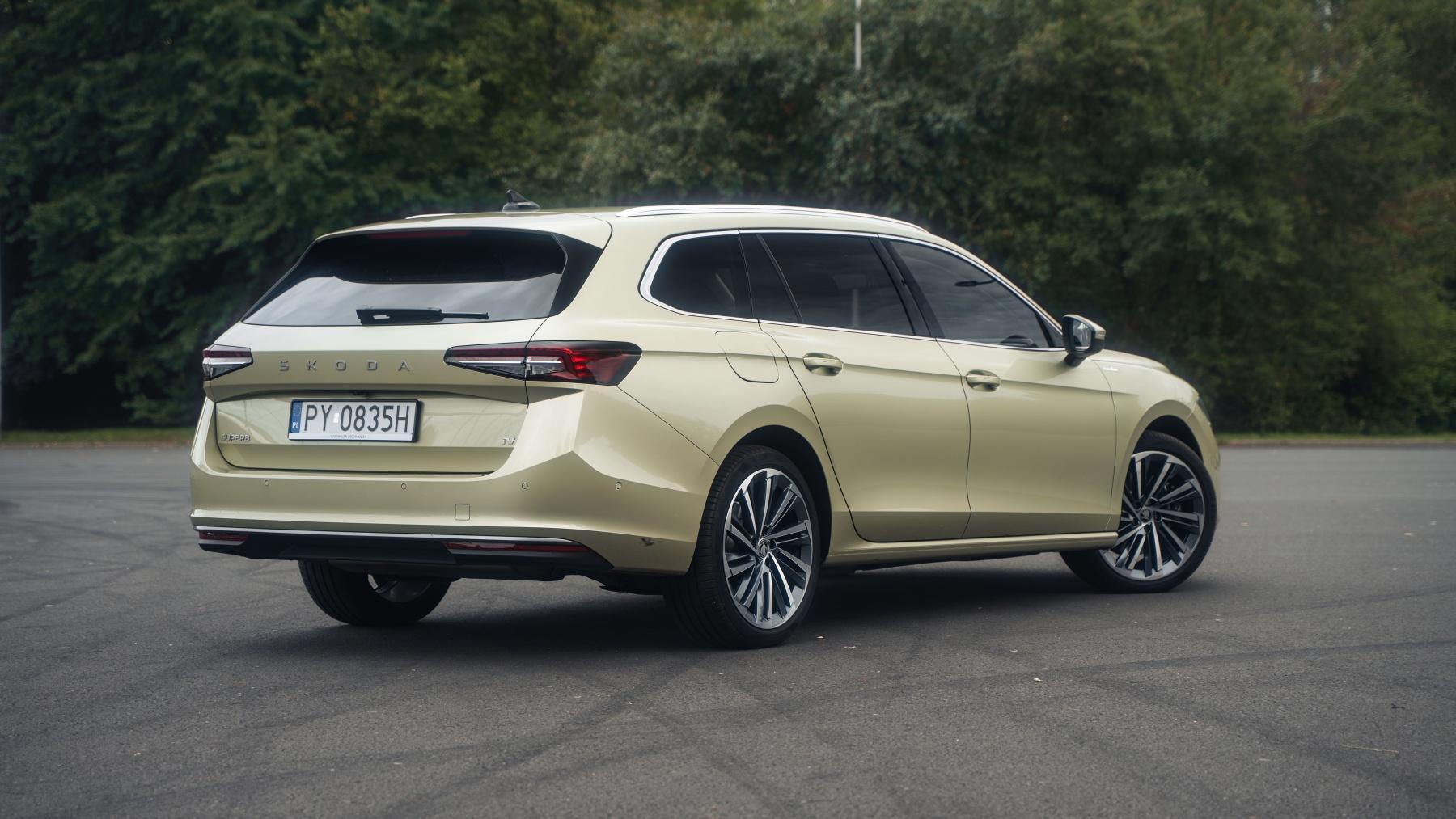 Skoda Superb PHEV tył