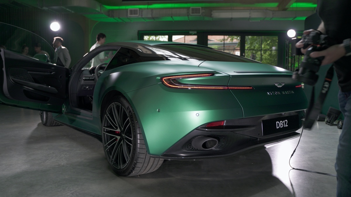 Aston Martin DB12 tył
