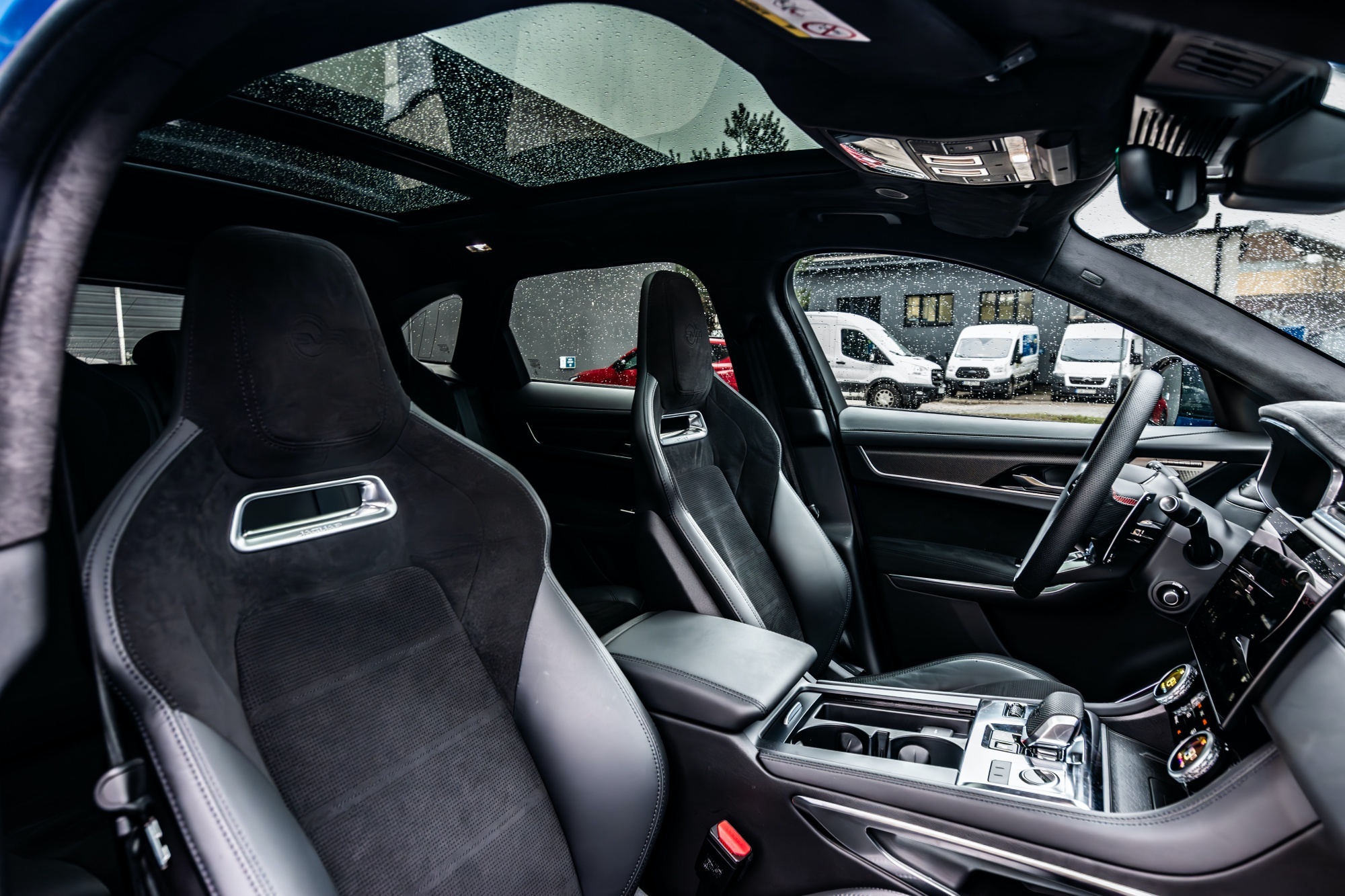 F-Pace SVR fotele
