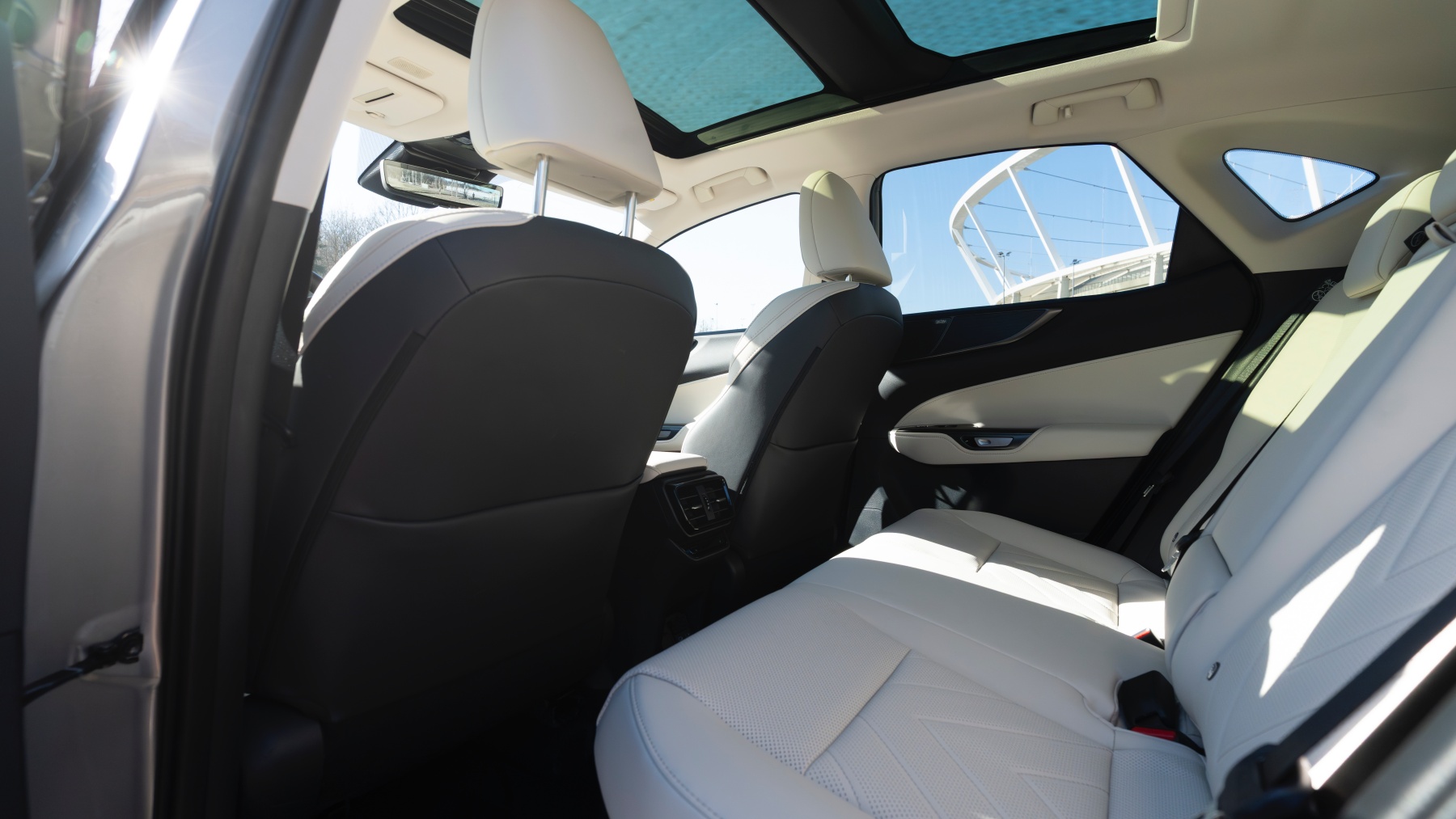 Lexus NX Omotenashi tylna kanapa