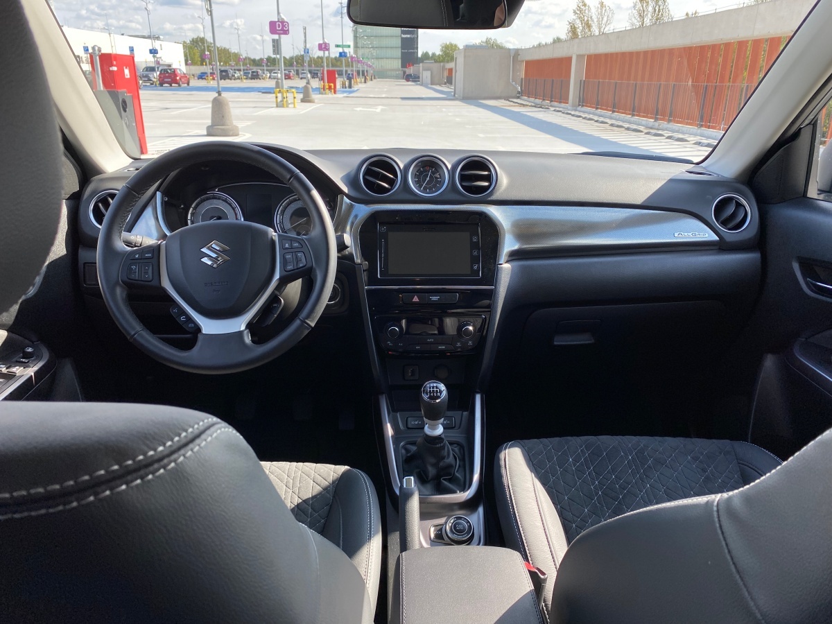 Suzuki Vitara wnętrze