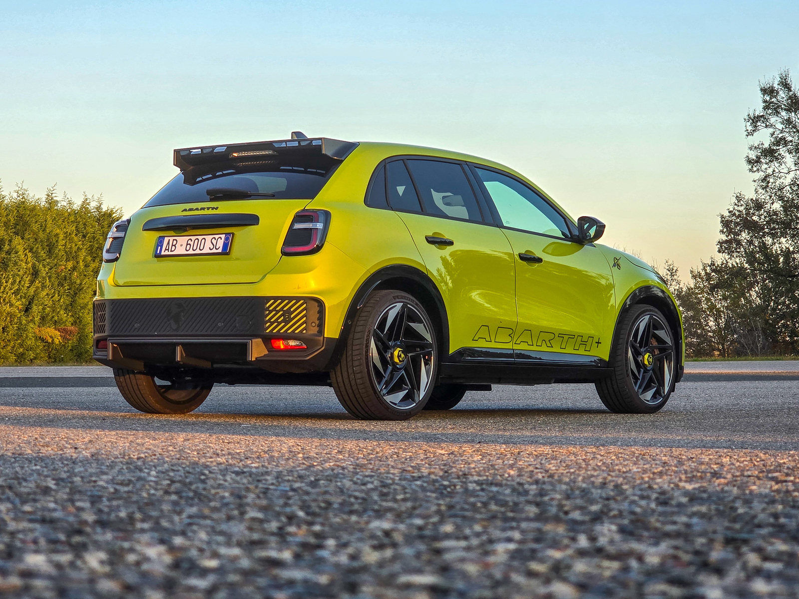 Abarth 600e wygląd, spoiler, tył samochodu - test superauto