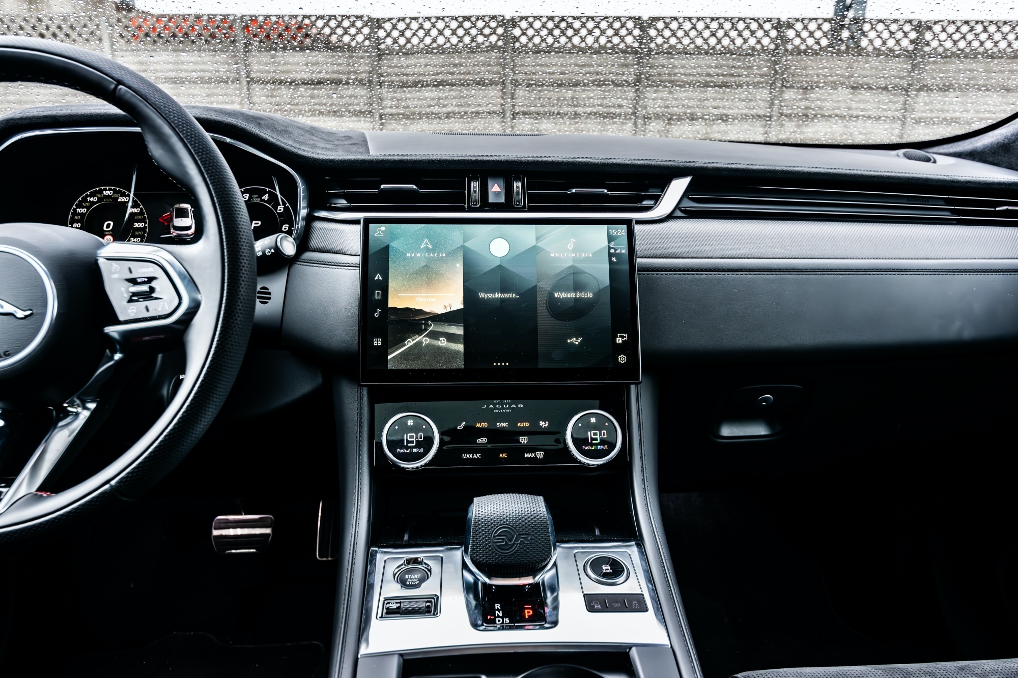 F-Pace SVR multimedia