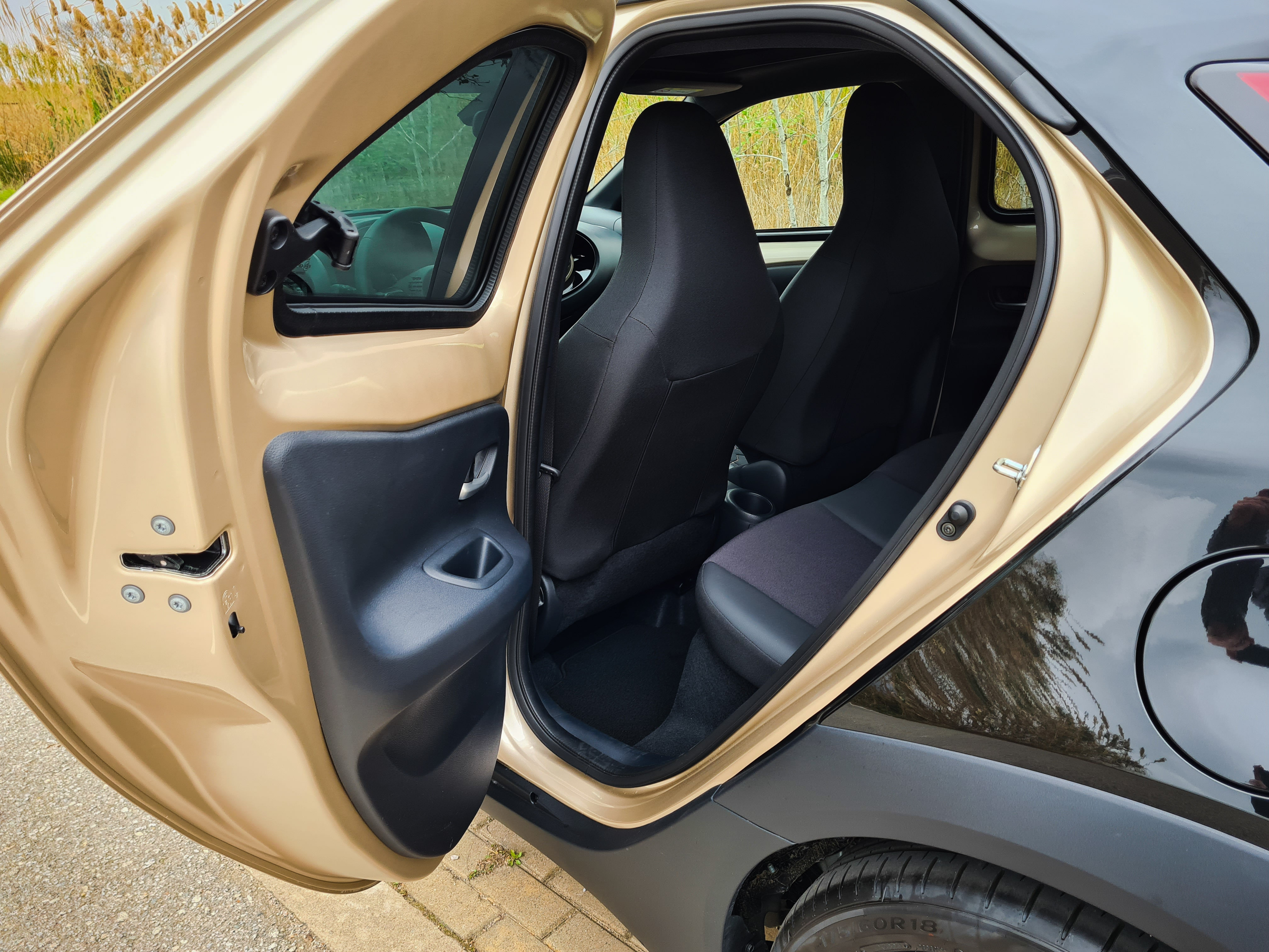 Toyota Aygo X tylna kanapa