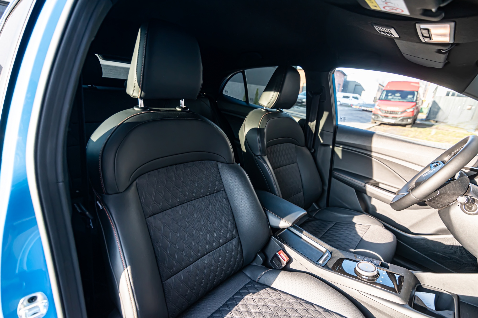 MG3 Hybrid+ Exclusive fotele