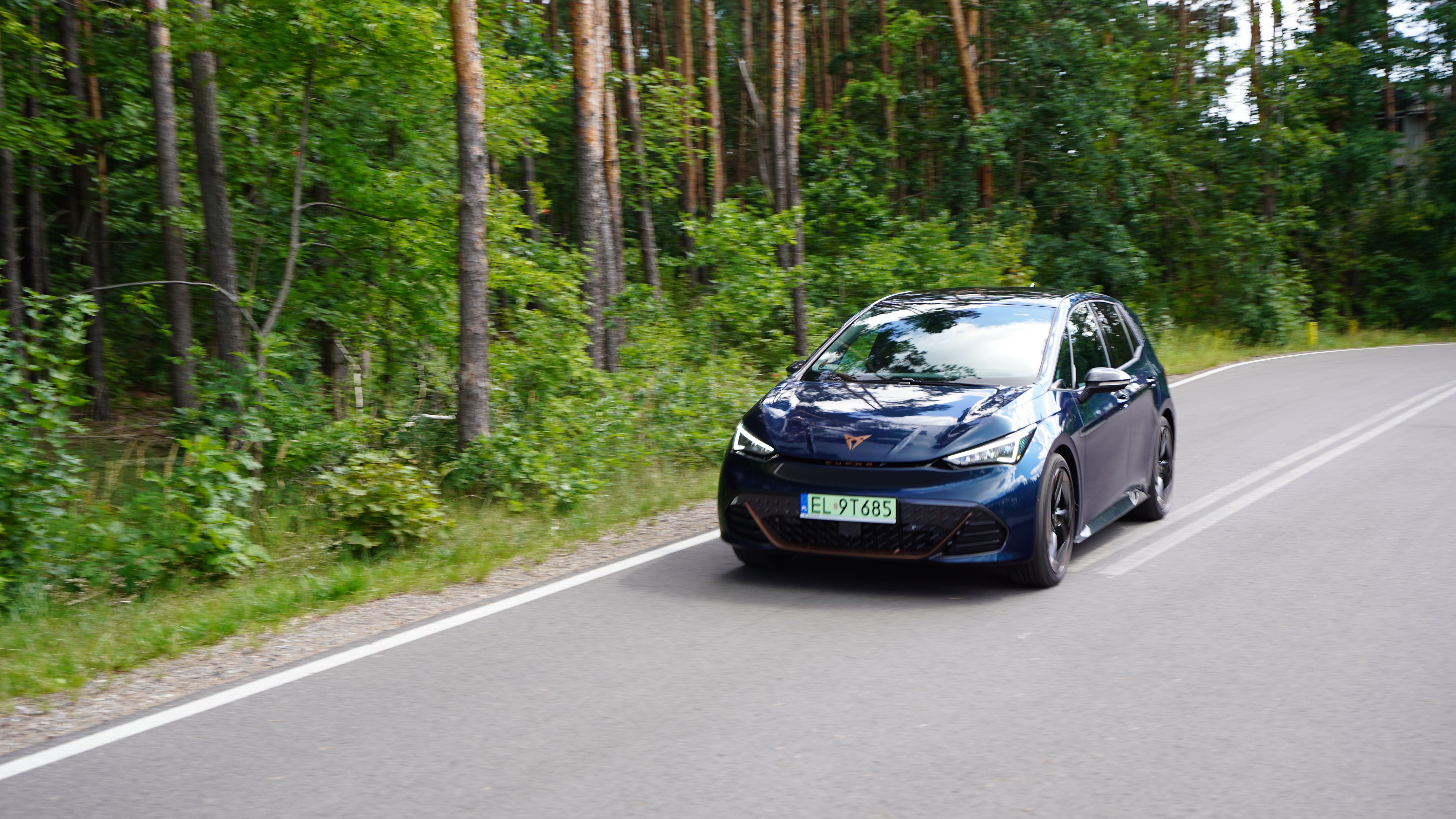 Cupra Born ujęcie w ruchu